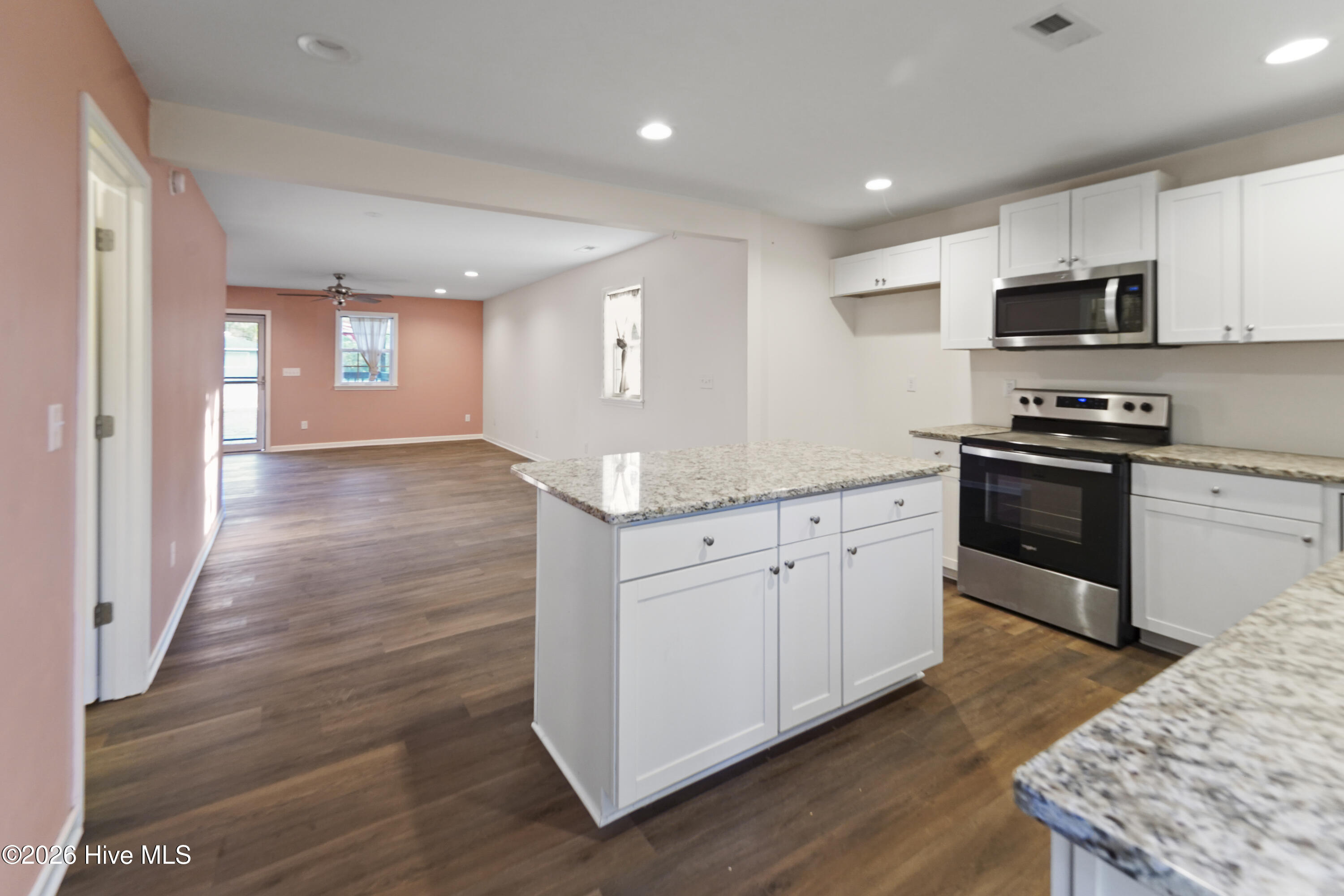 100548487 | Photo 15