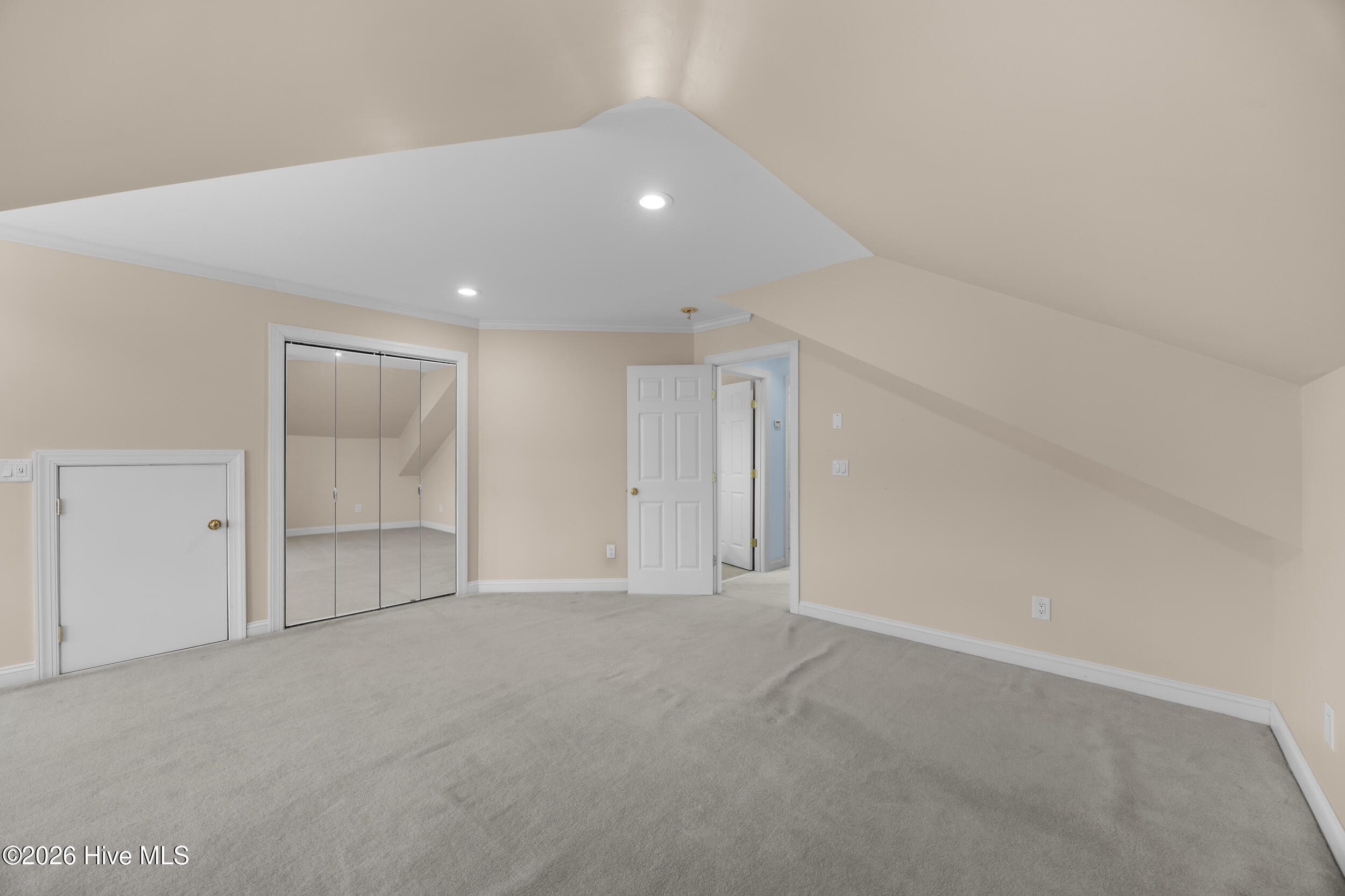 100548931 | Photo 40