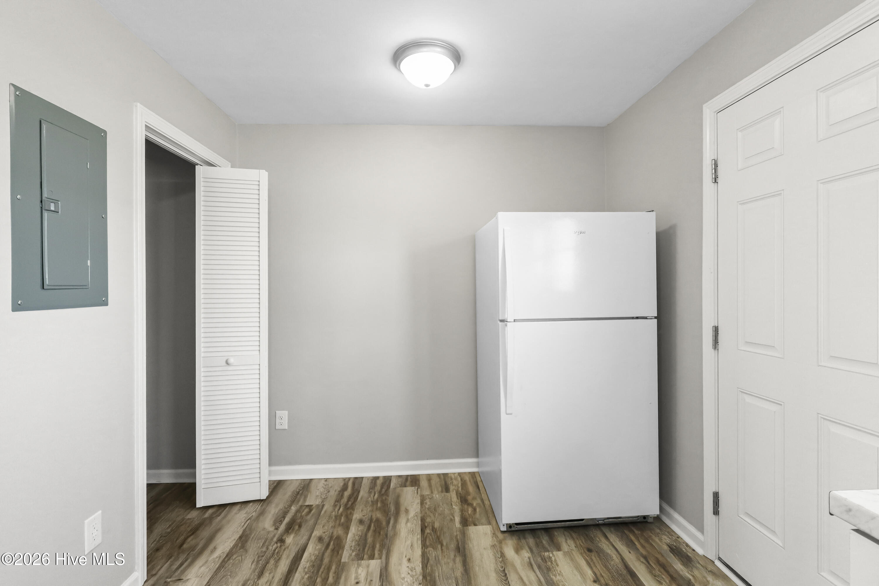 100560187 | Photo 38