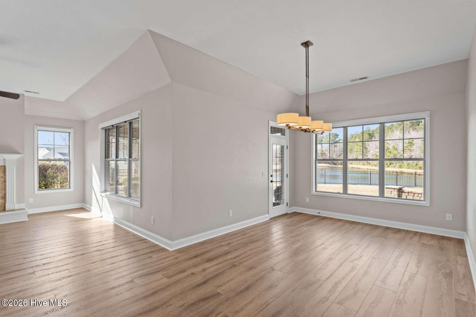 100553422 | Photo 18