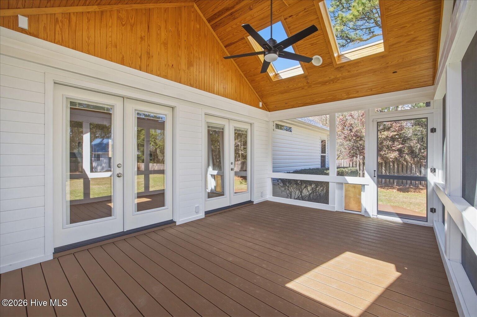 100564069 | Photo 29