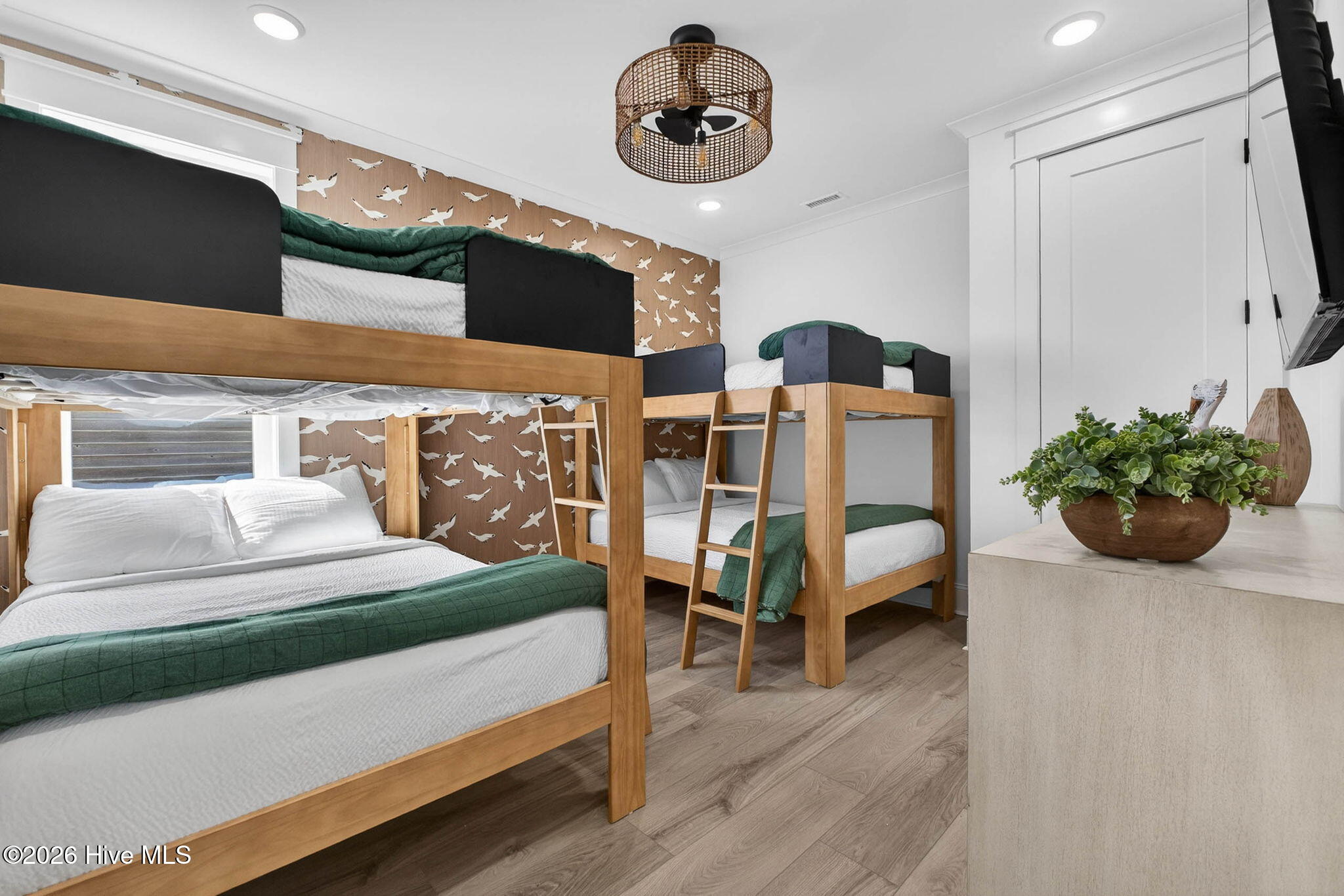 100543300 | Photo 74