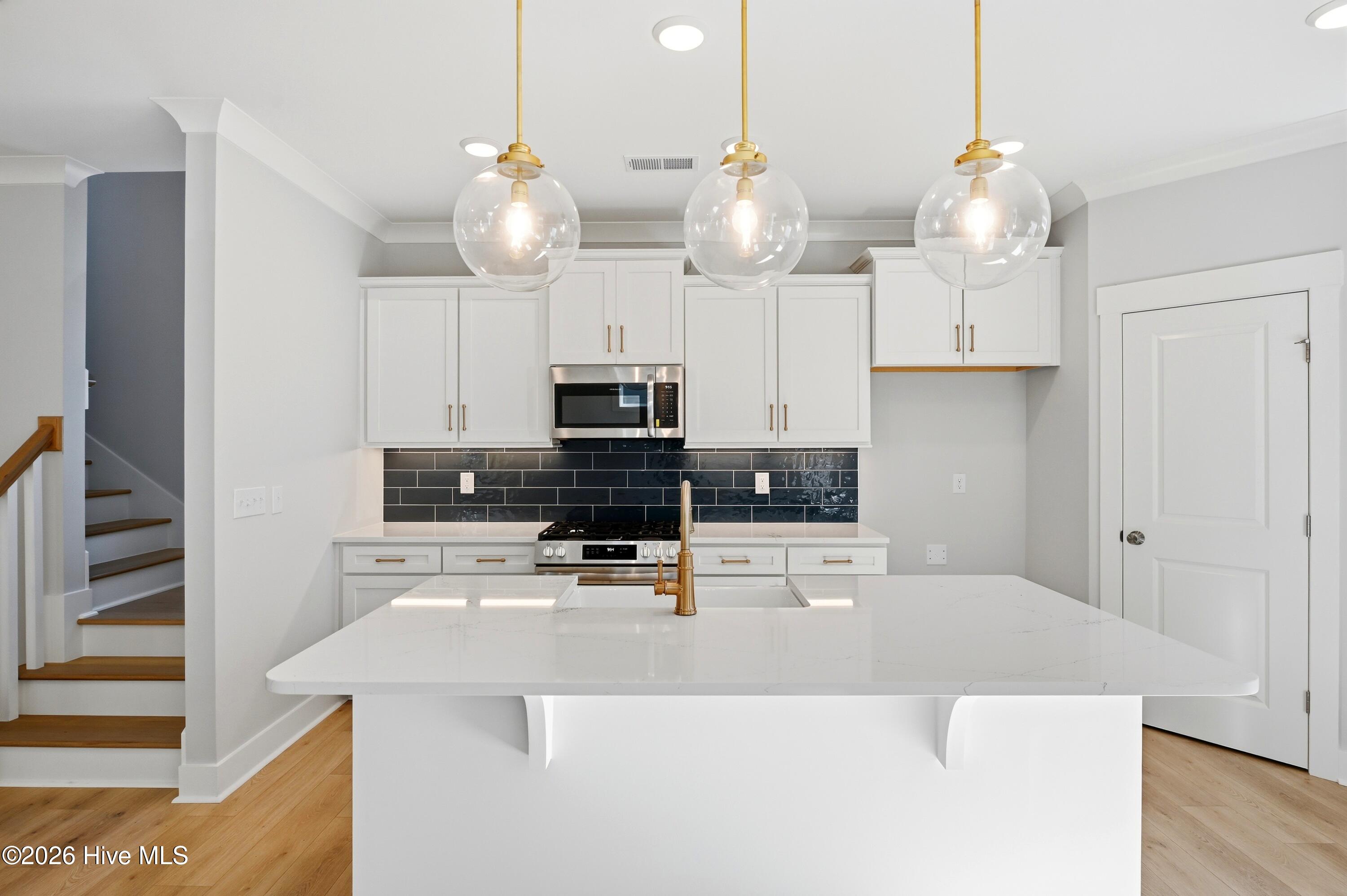 100566798 | Photo 10