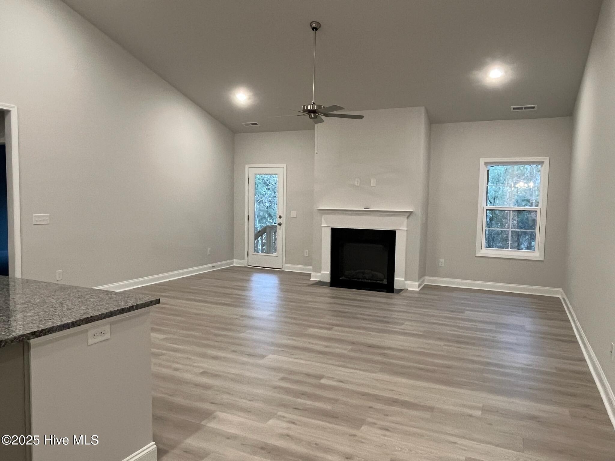 100545325 | Photo 16