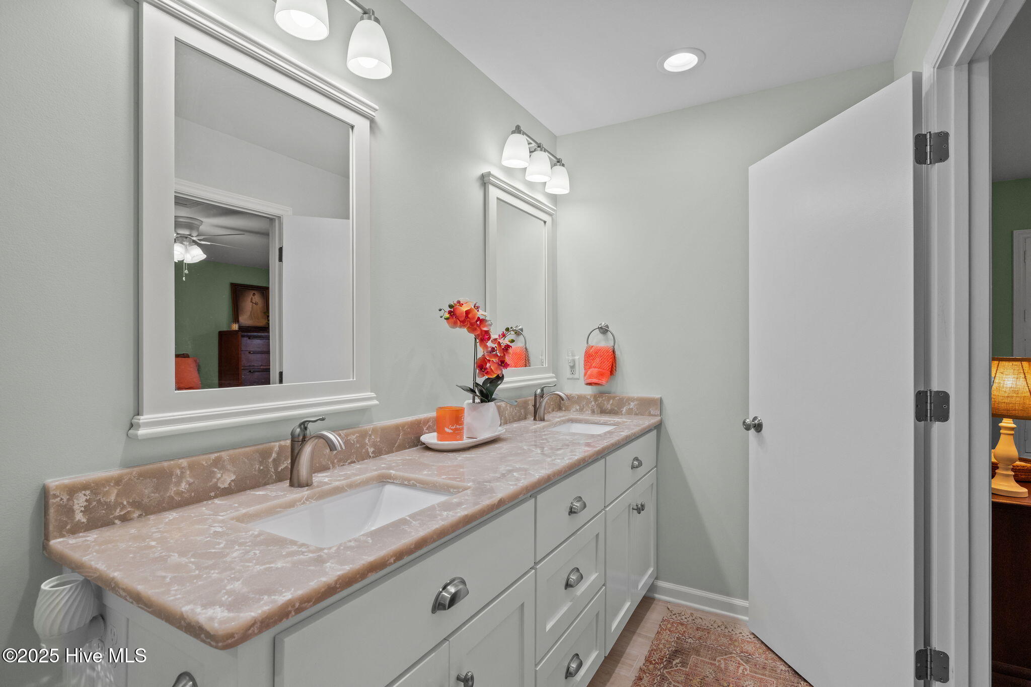 100542627 | Photo 33