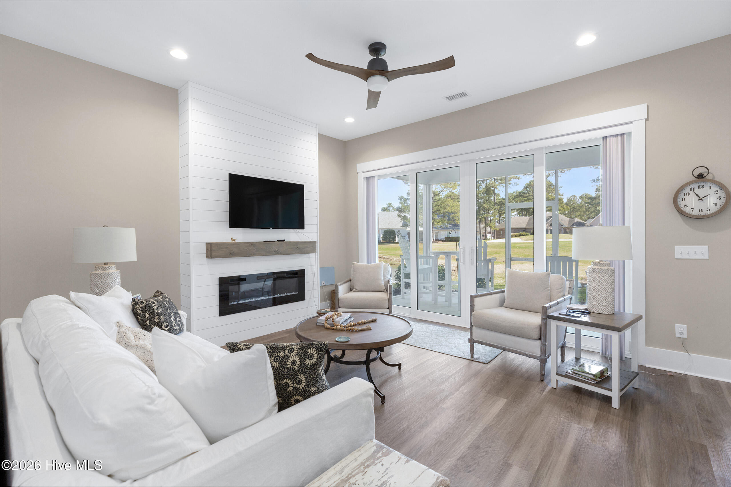 100561954 | Photo 10