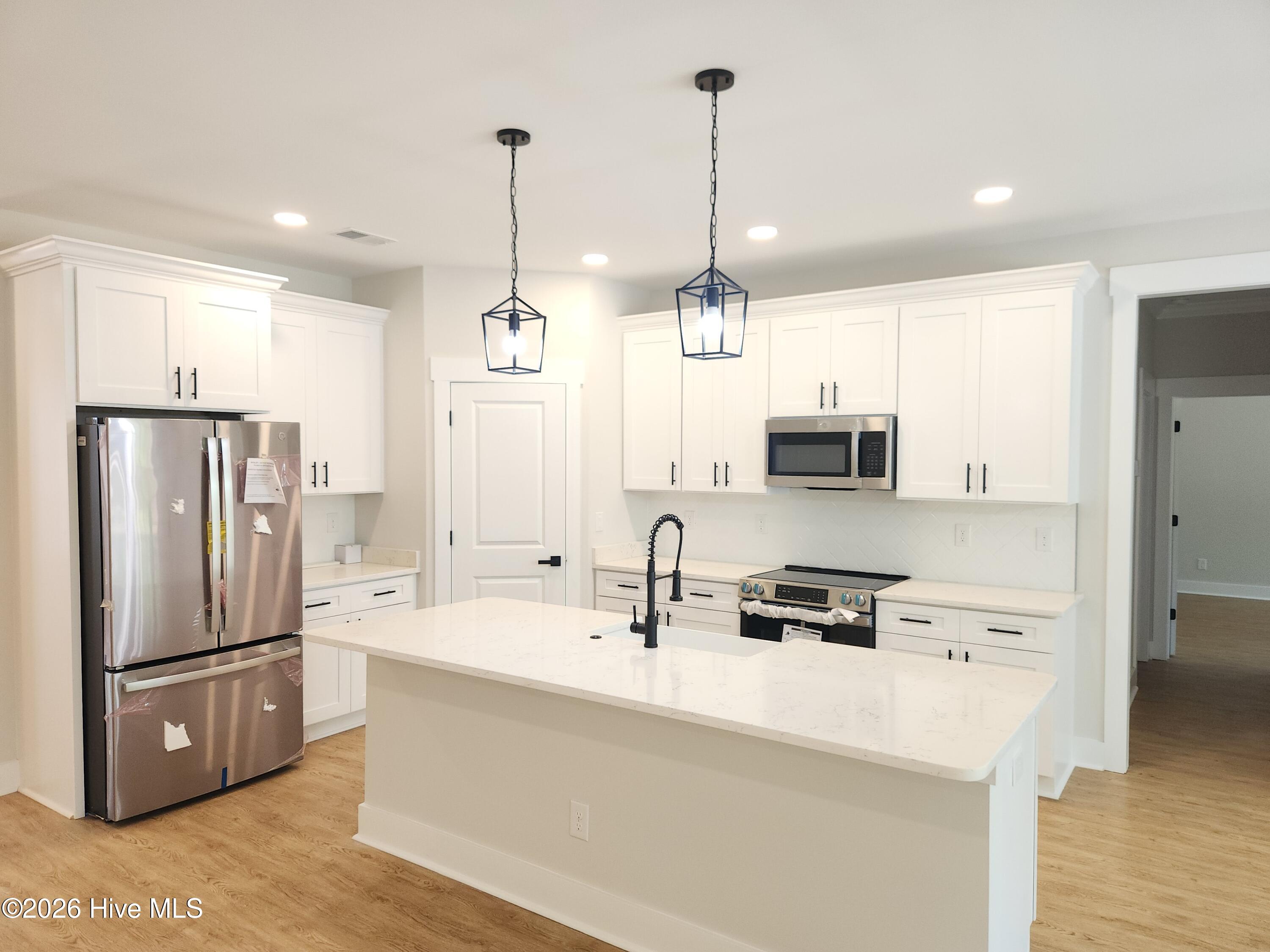 100567730 | Photo 13