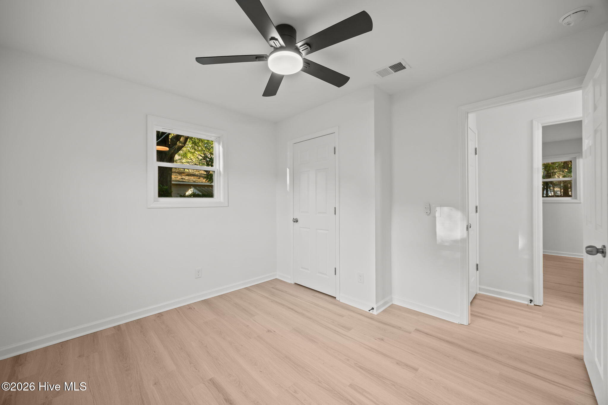 100548190 | Photo 24