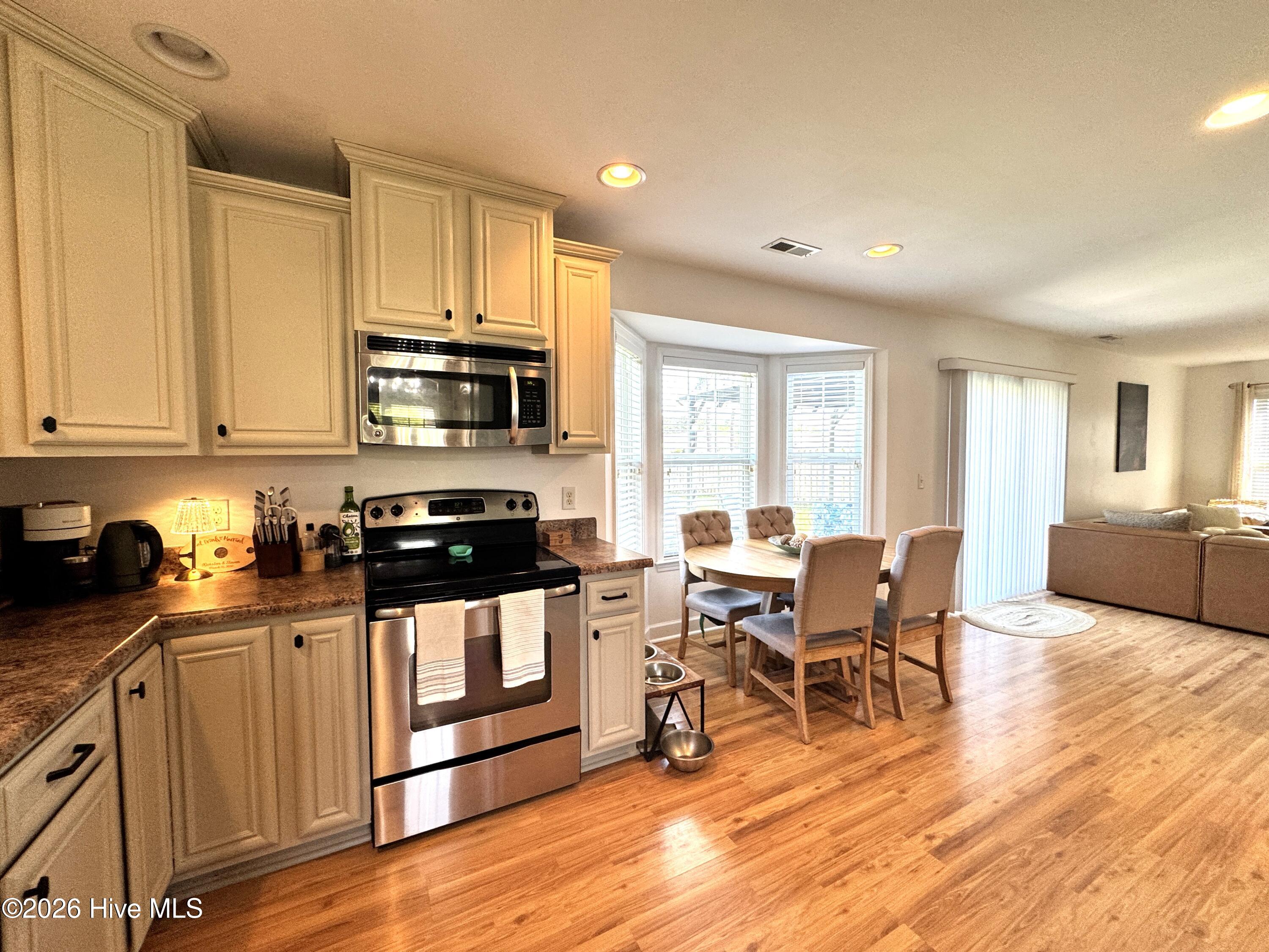 100570620 | Photo 12