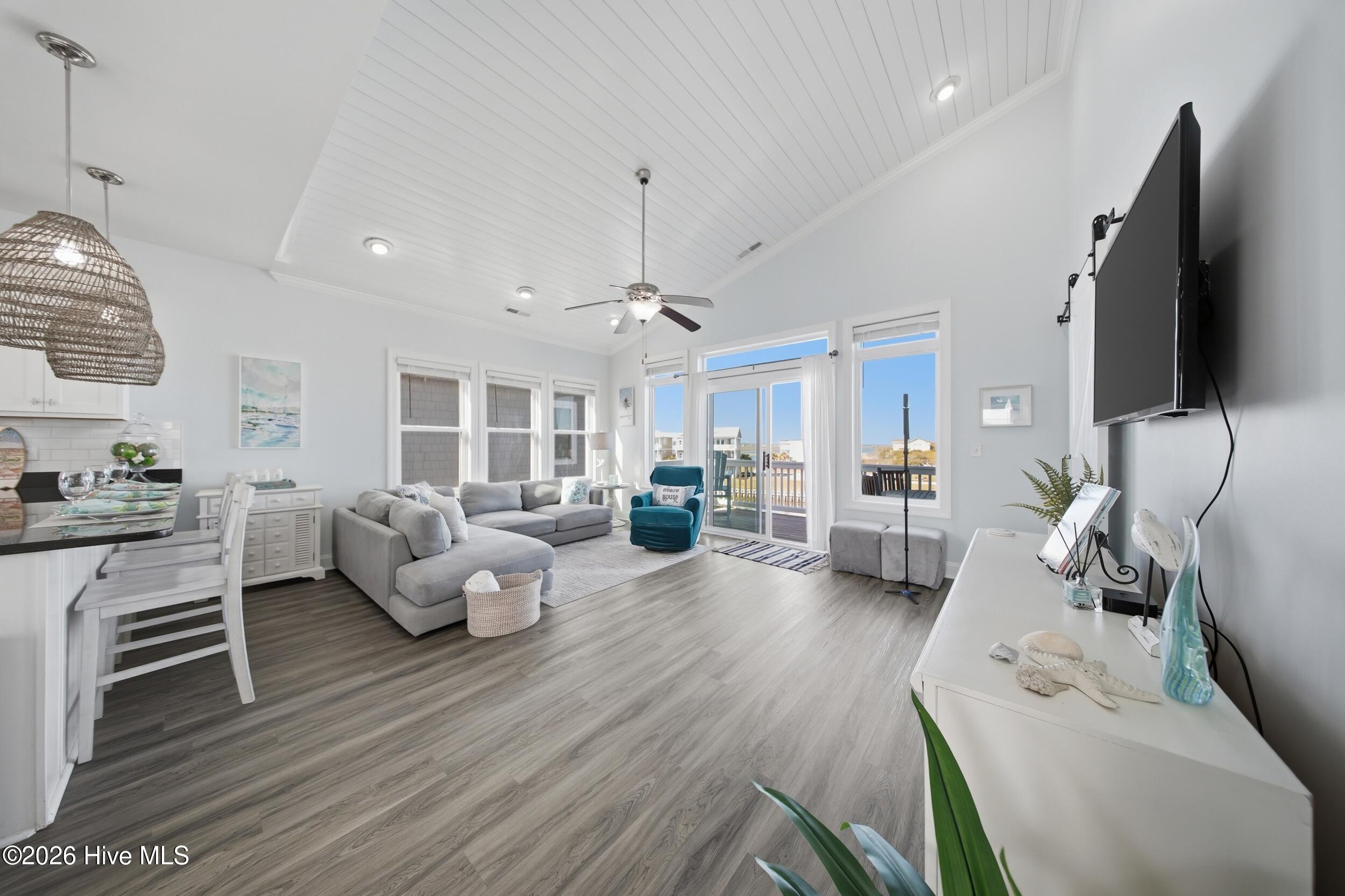 100565871 | Photo 36