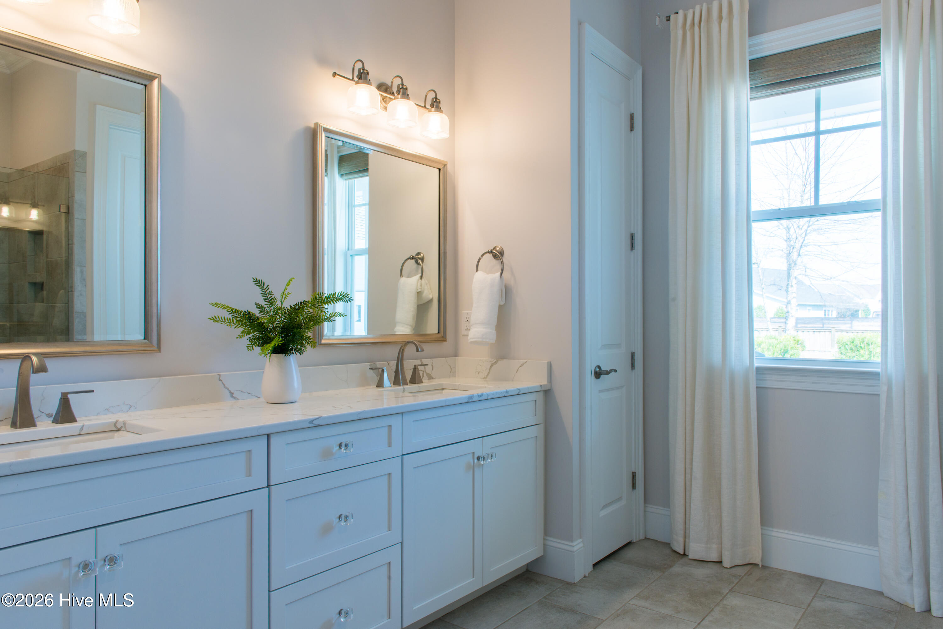 100560299 | Photo 48