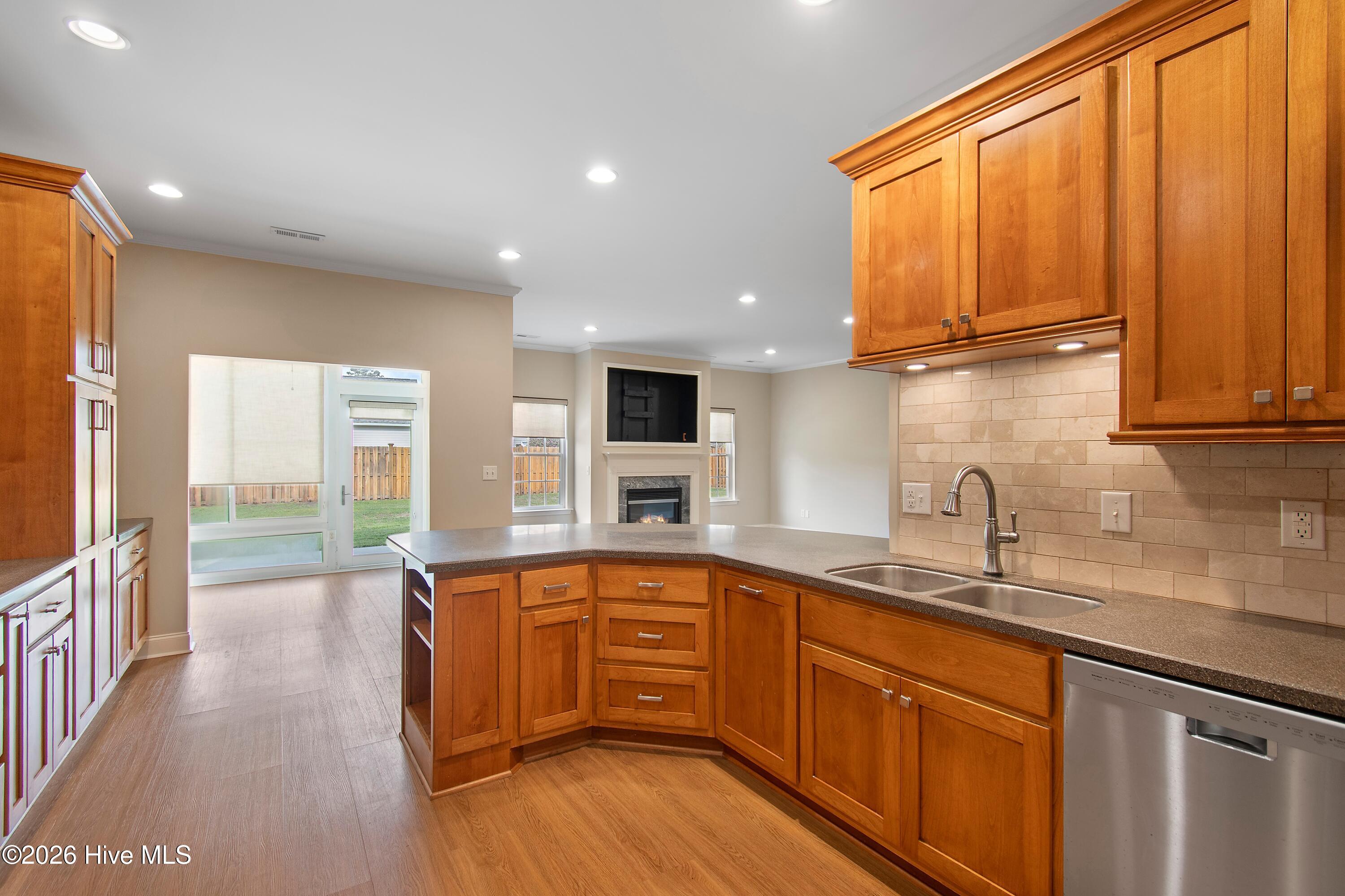 100562545 | Photo 18