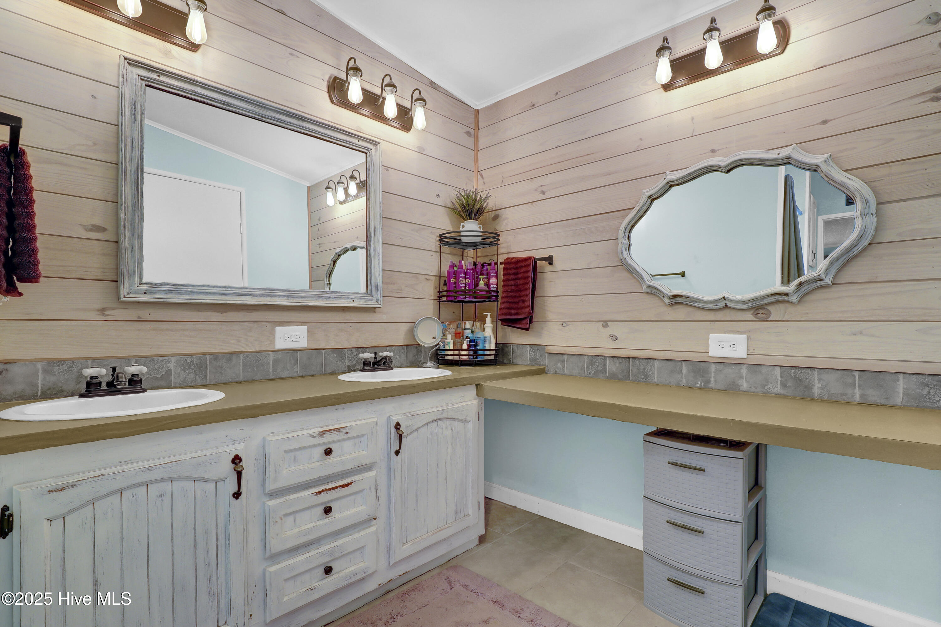 100523647 | Photo 14