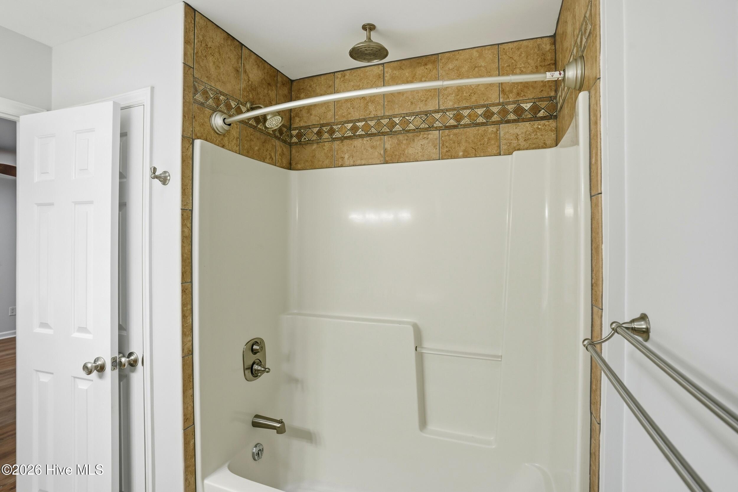 100557248 | Photo 18