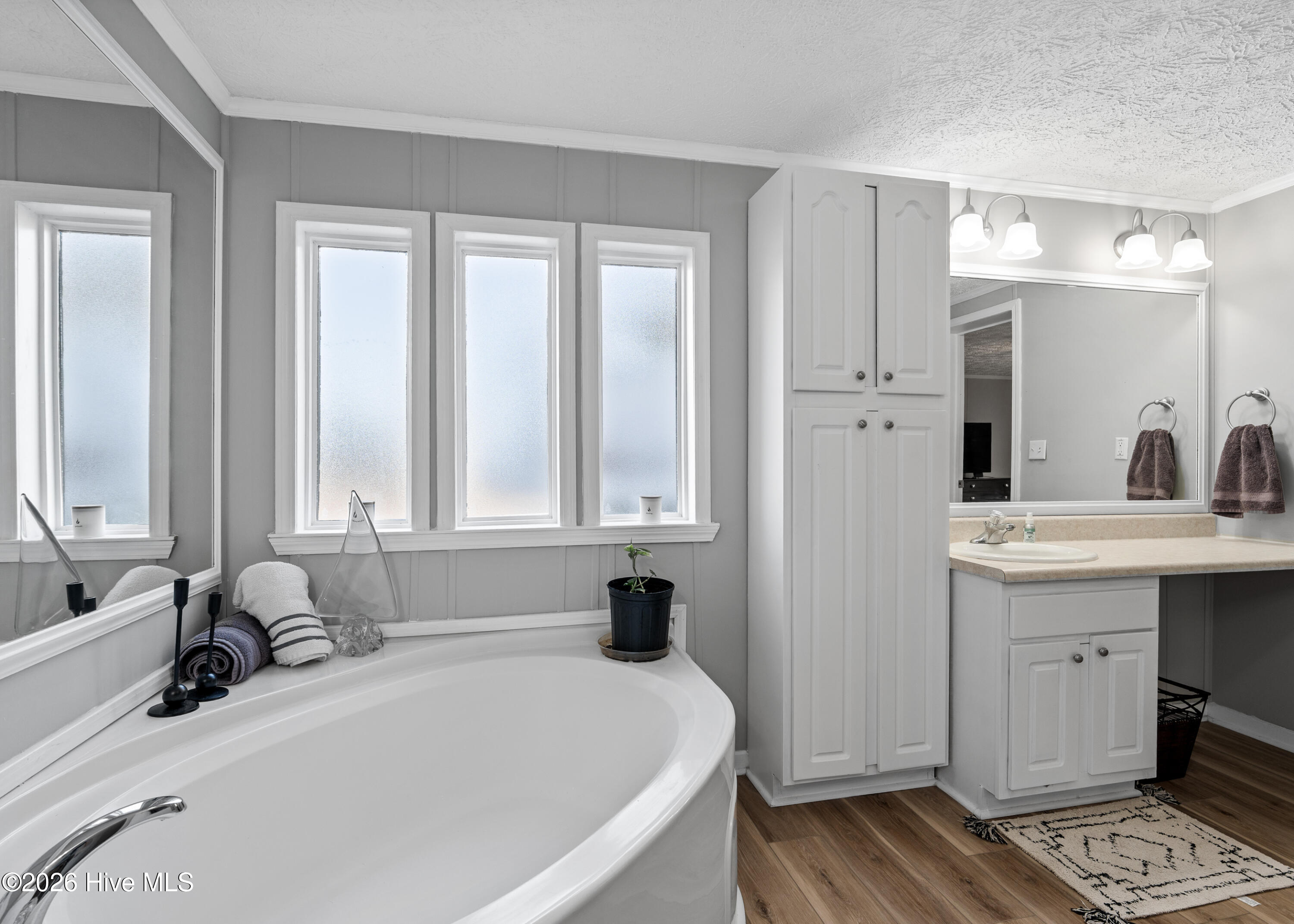 100548742 | Photo 35