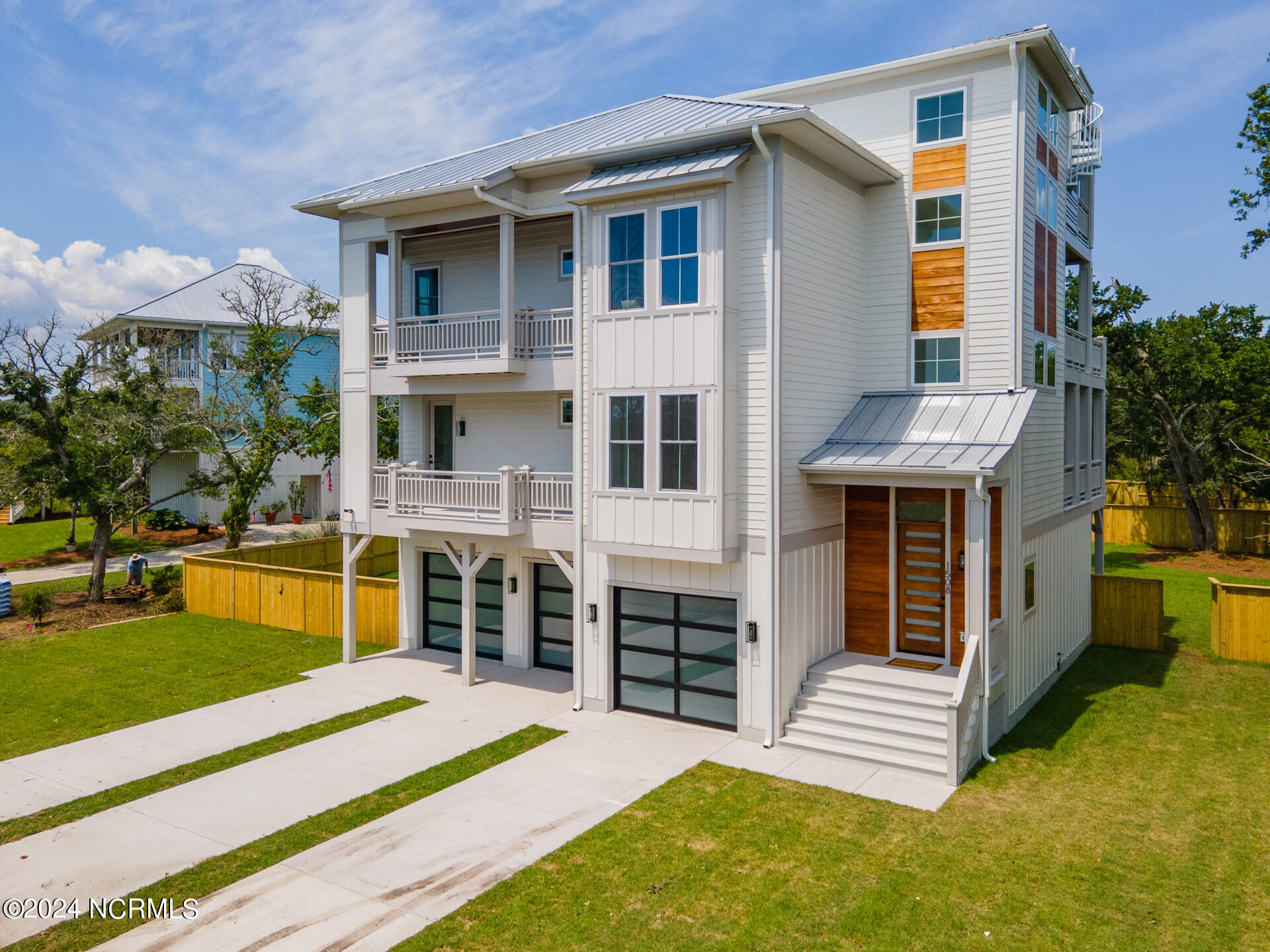 100548615 | Photo 85