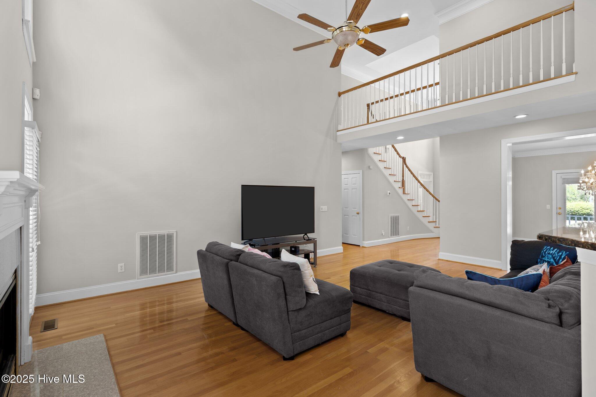 100549329 | Photo 11