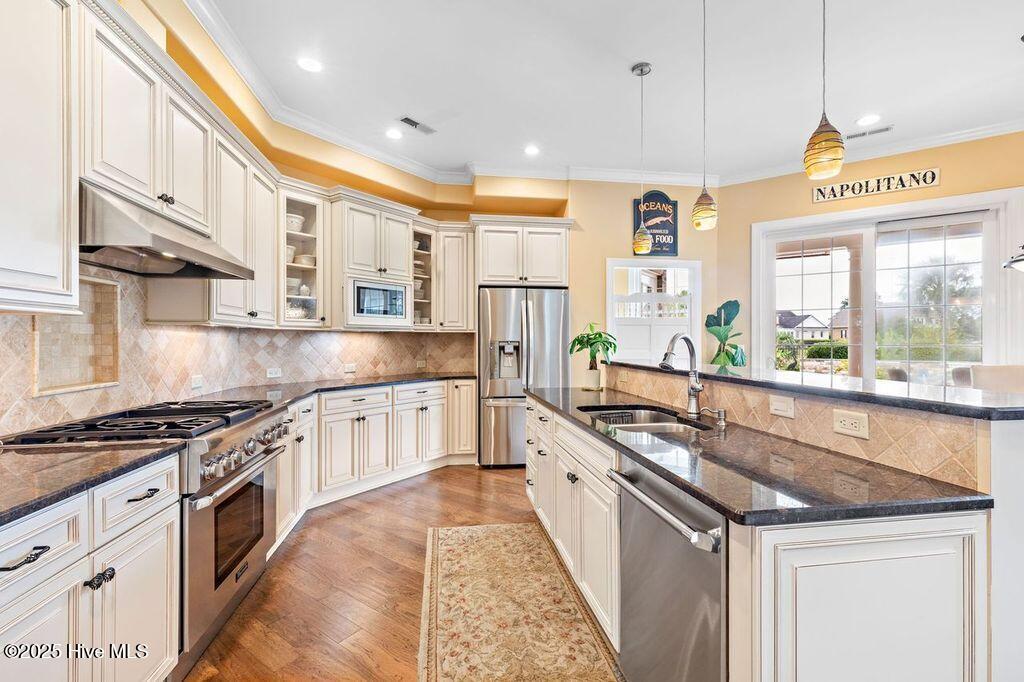 100534476 | Photo 19