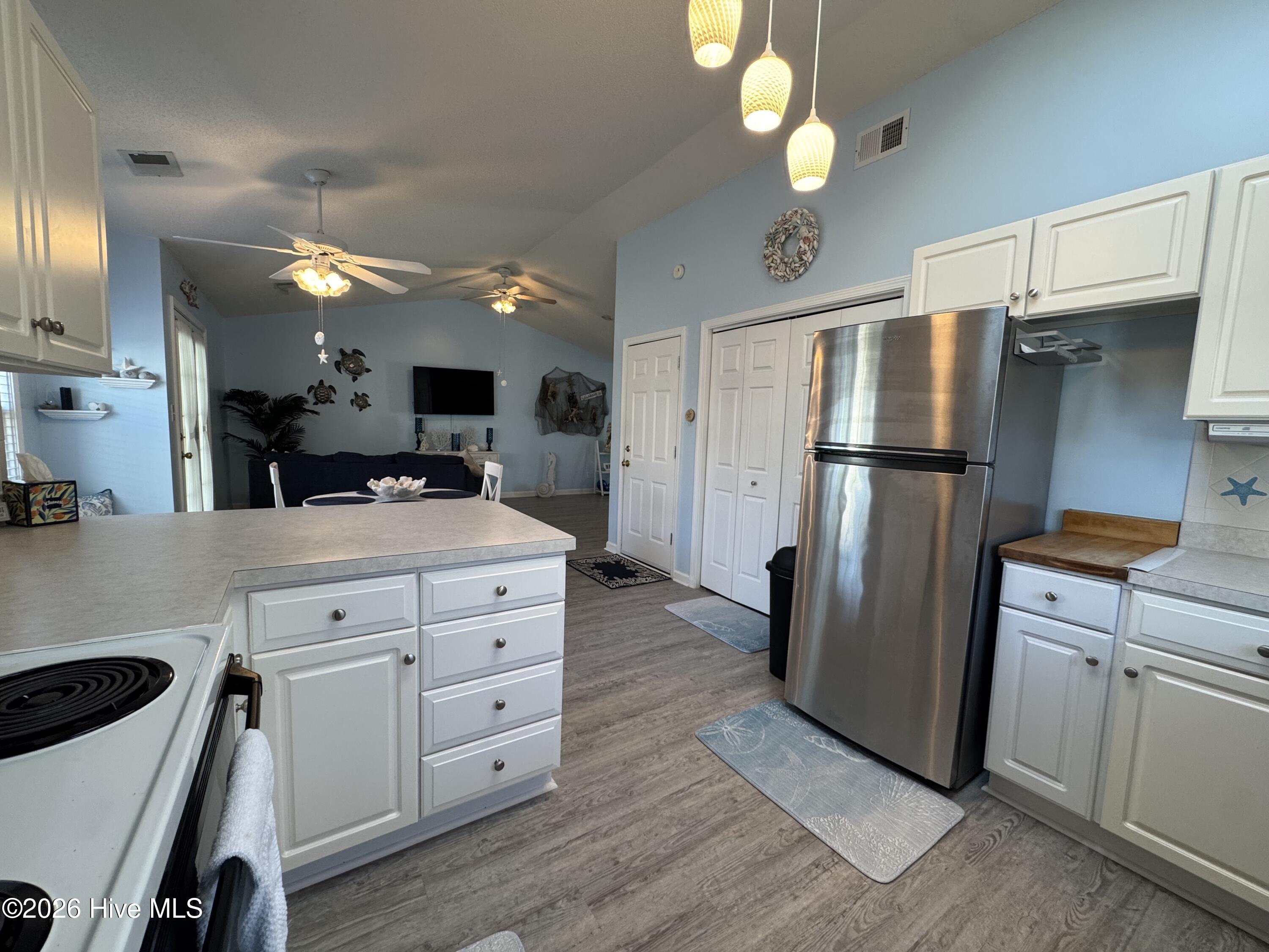 100563422 | Photo 11