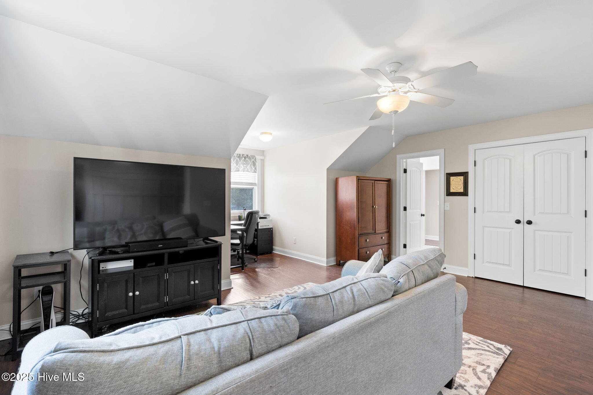 100521115 | Photo 30