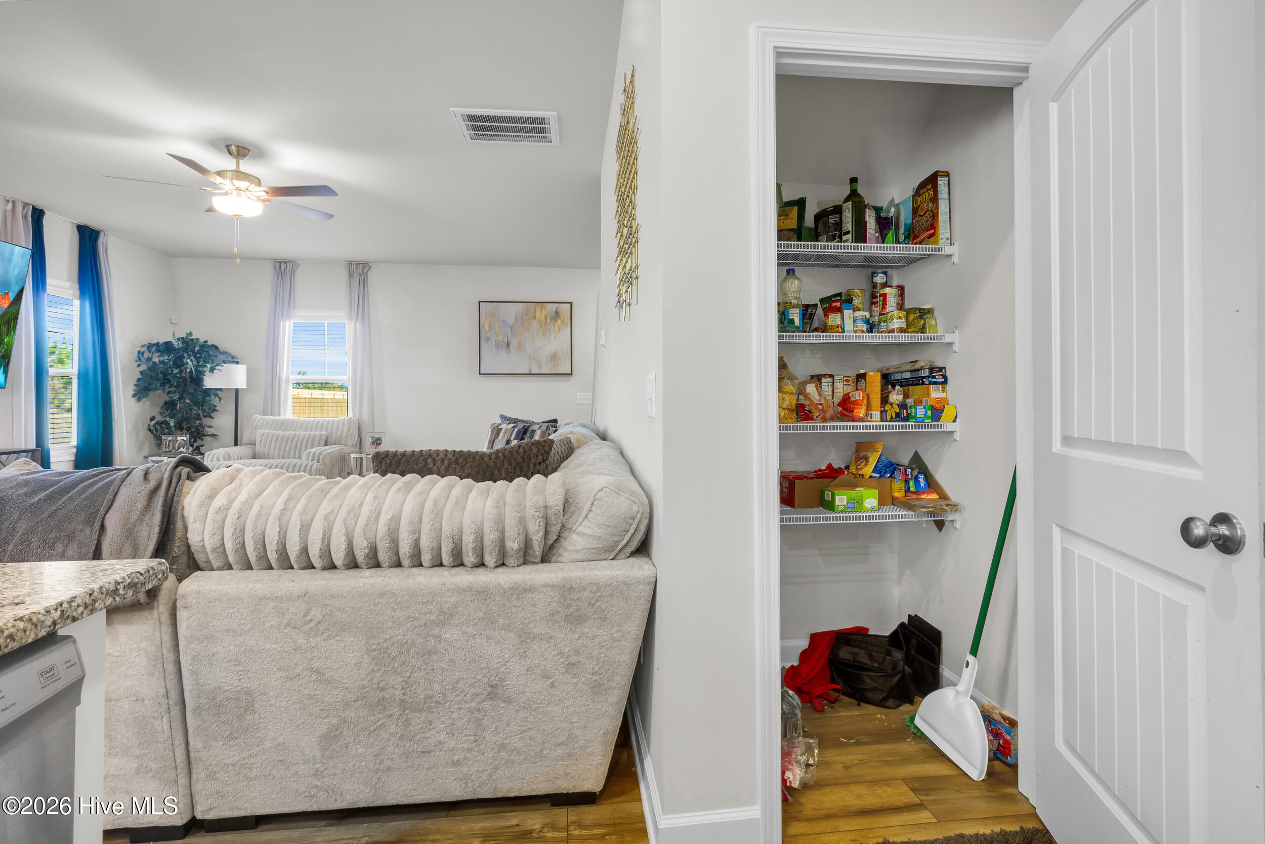 100547188 | Photo 13