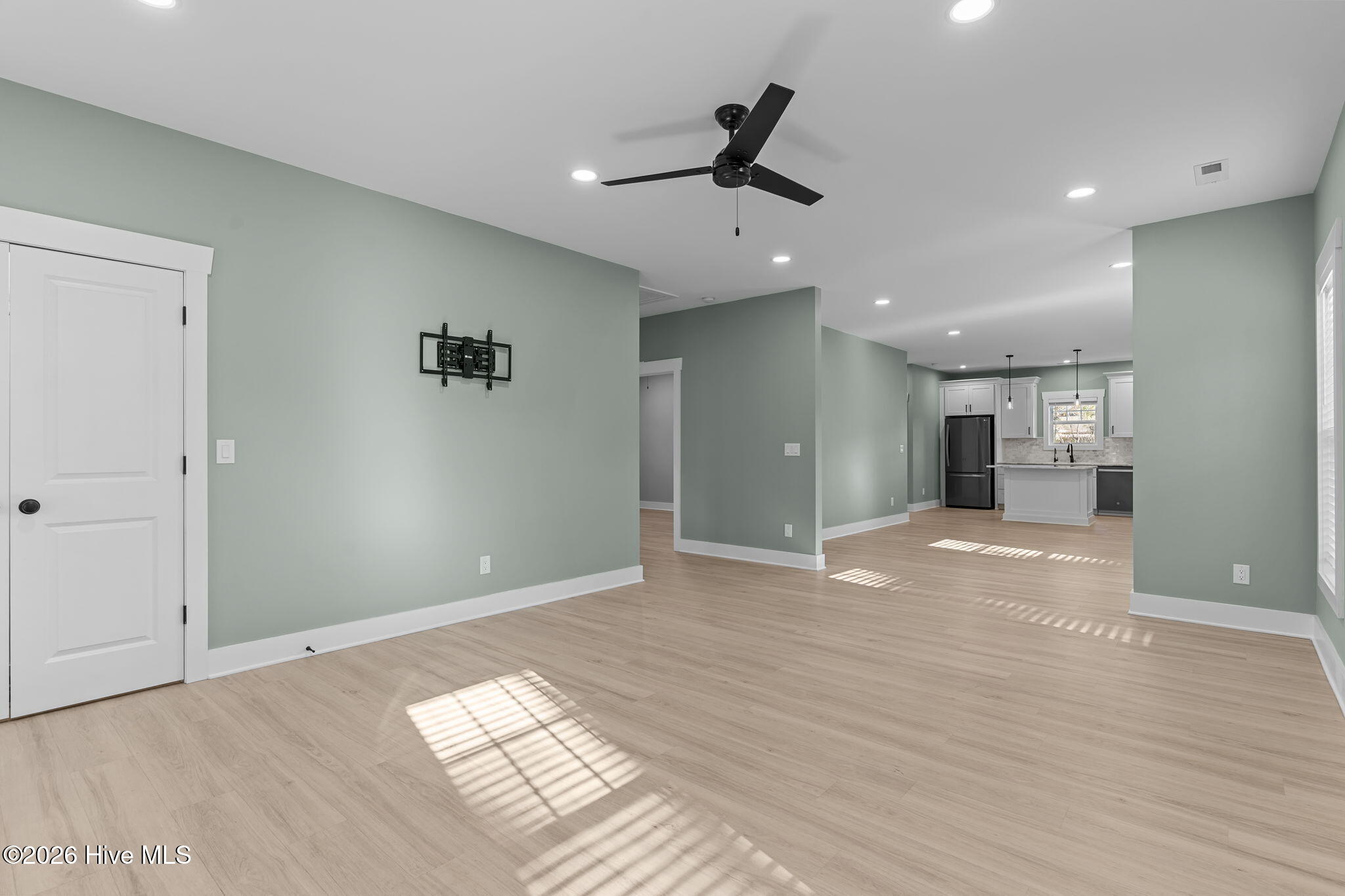 100548399 | Photo 15