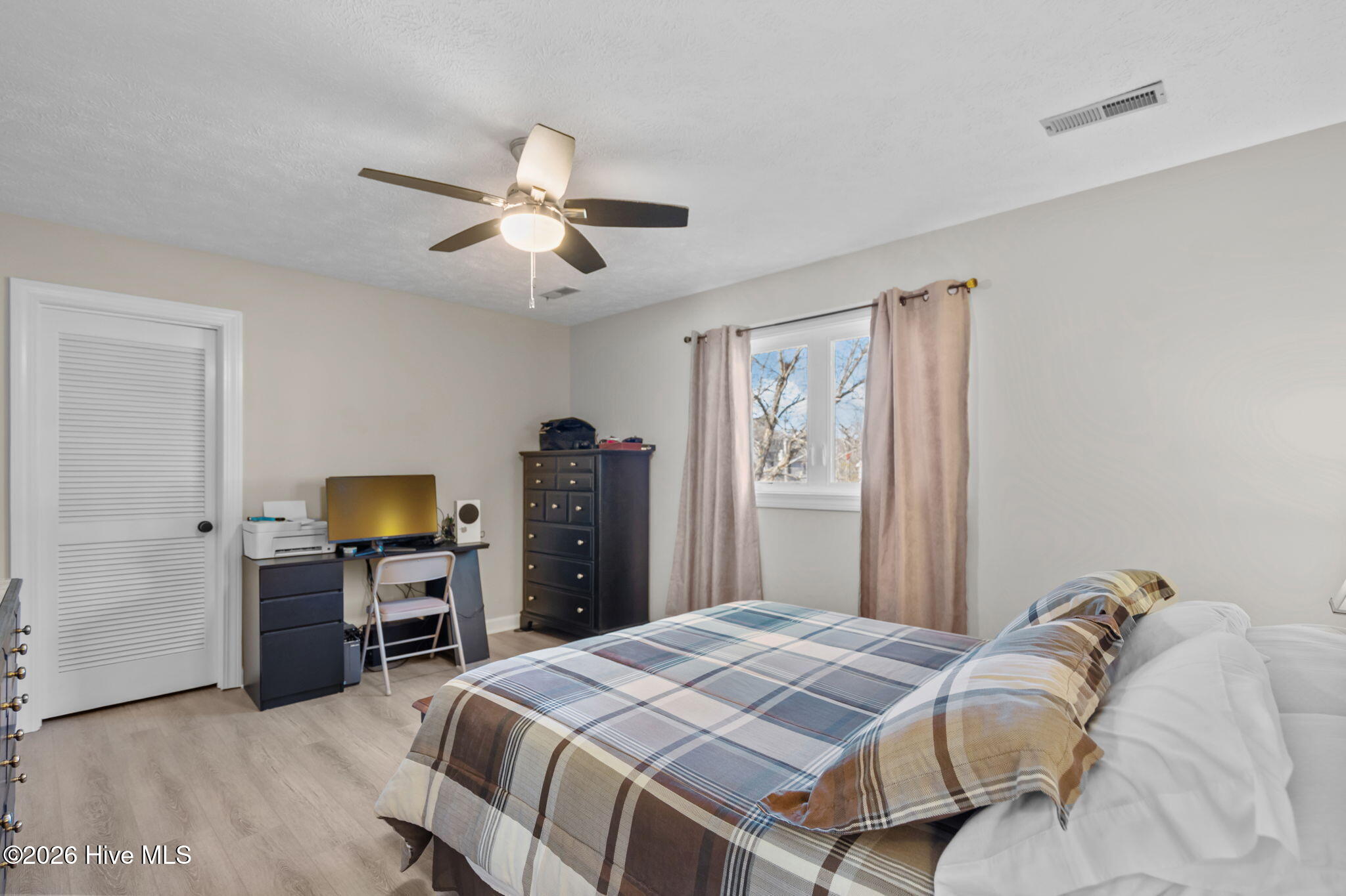 100557388 | Photo 23