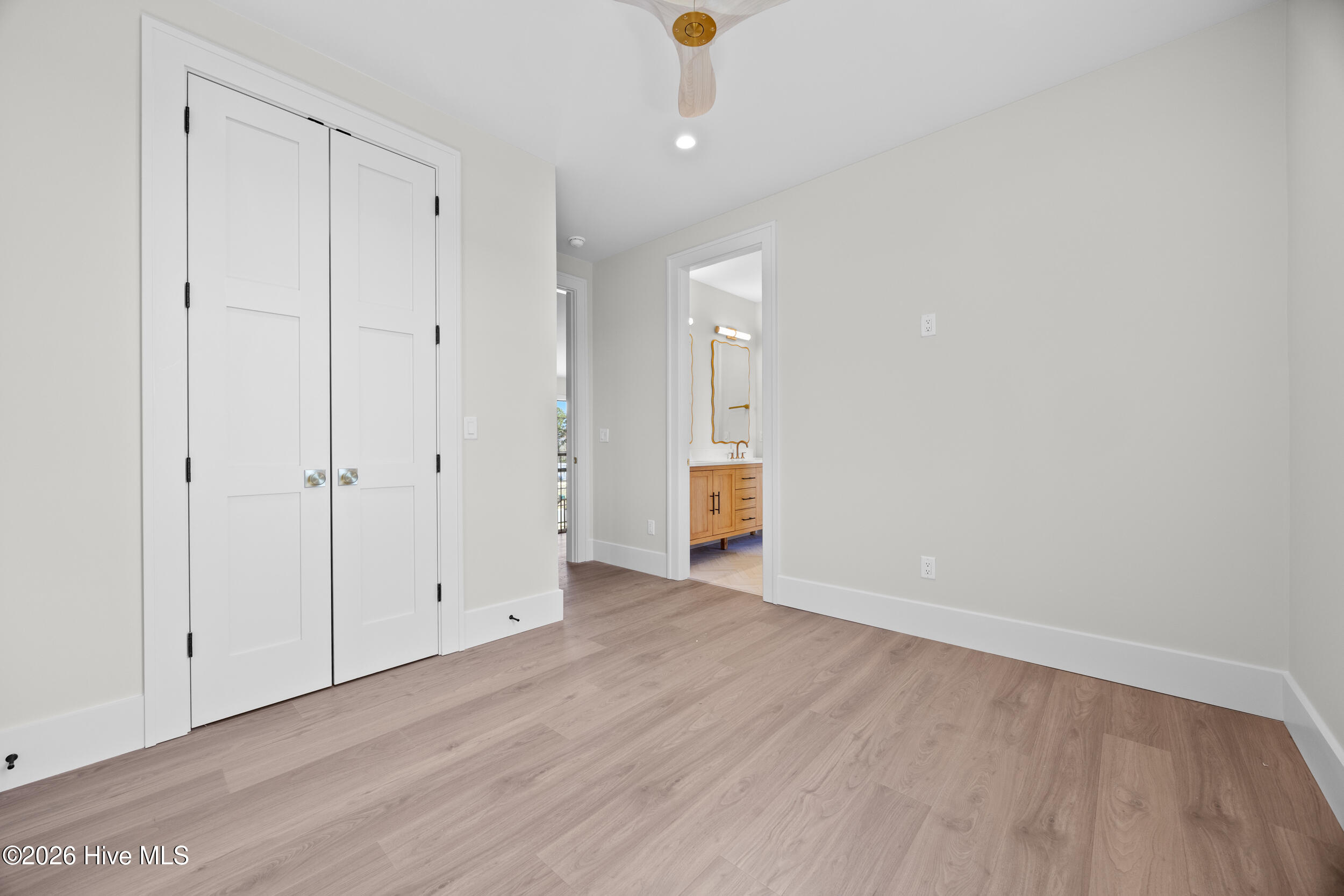 100561987 | Photo 52