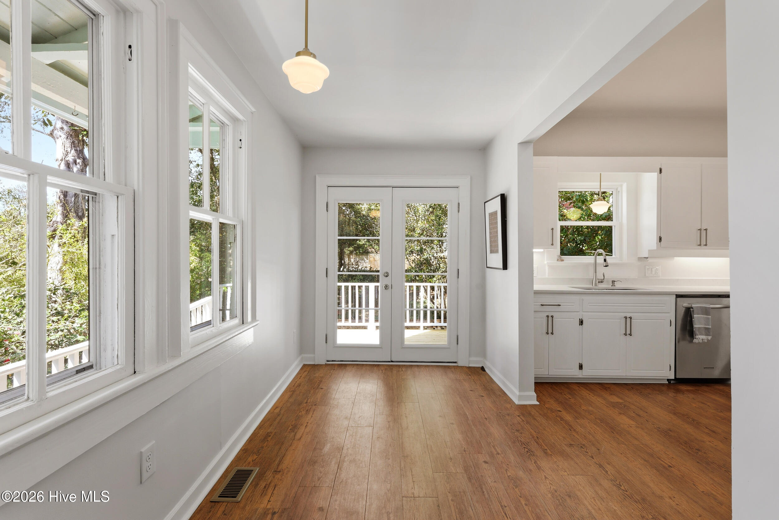 100561300 | Photo 18