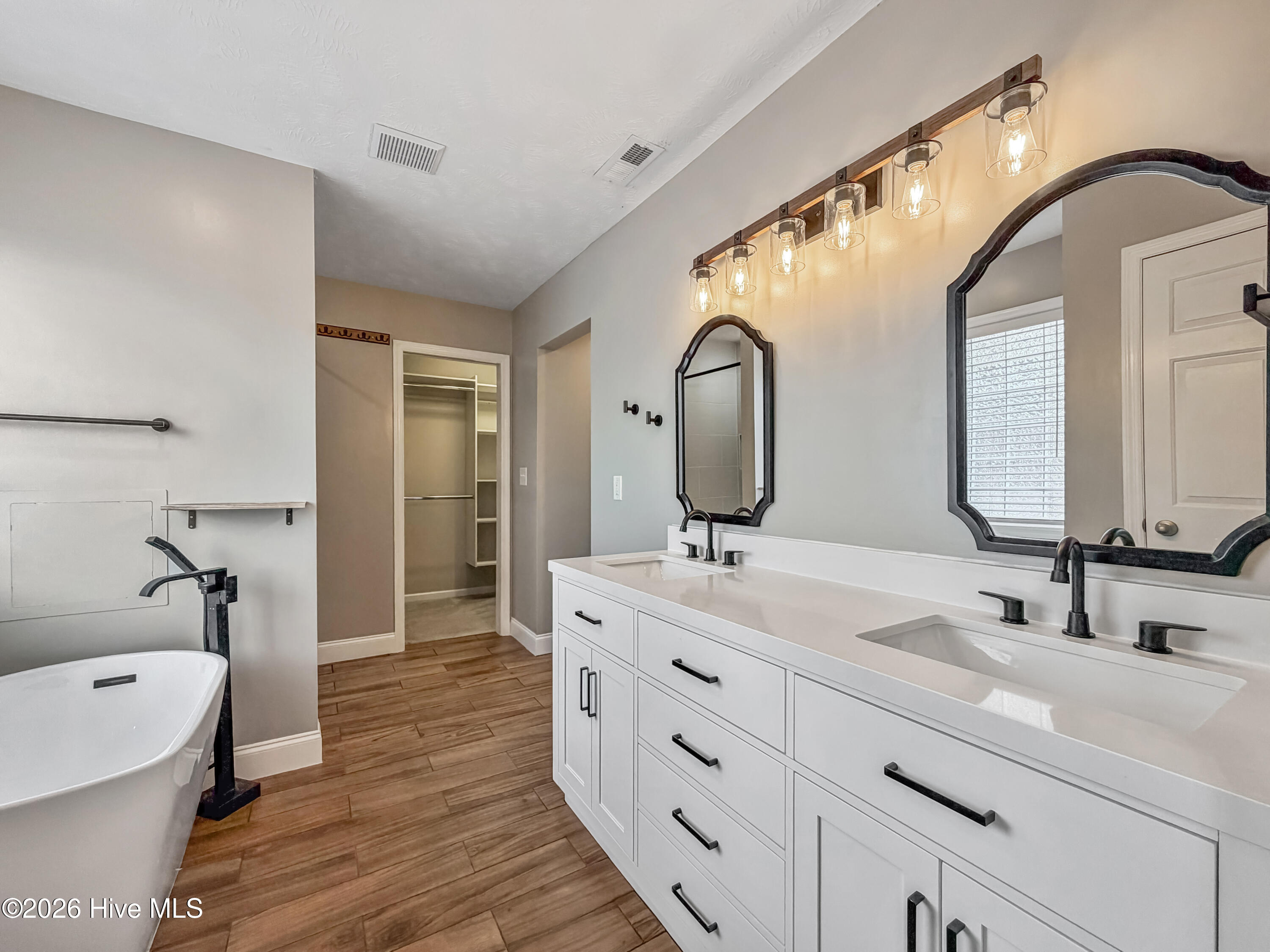 100564126 | Photo 28