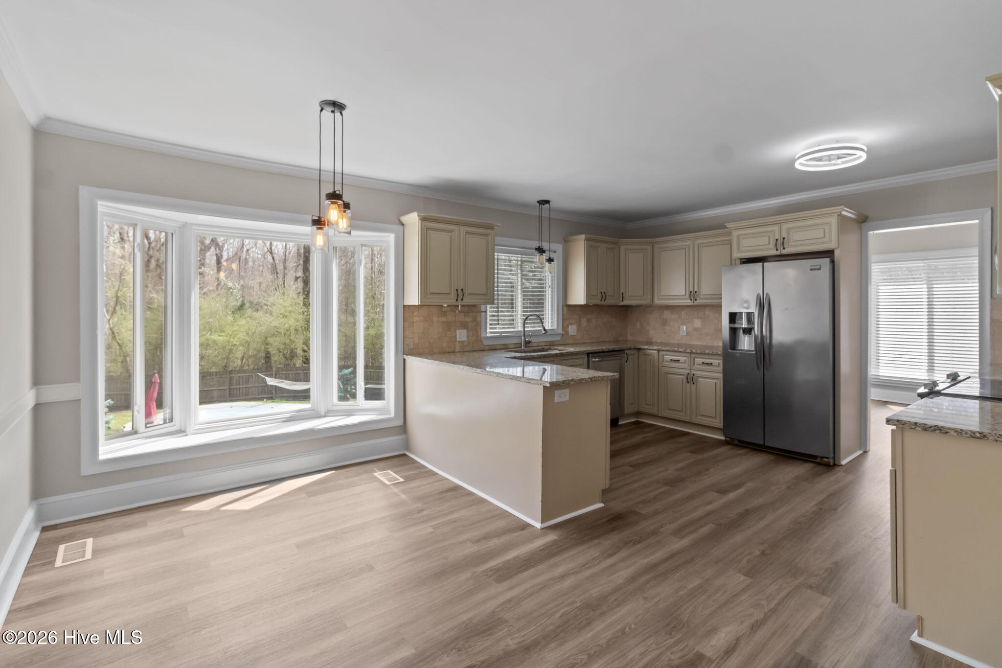 100560043 | Photo 14