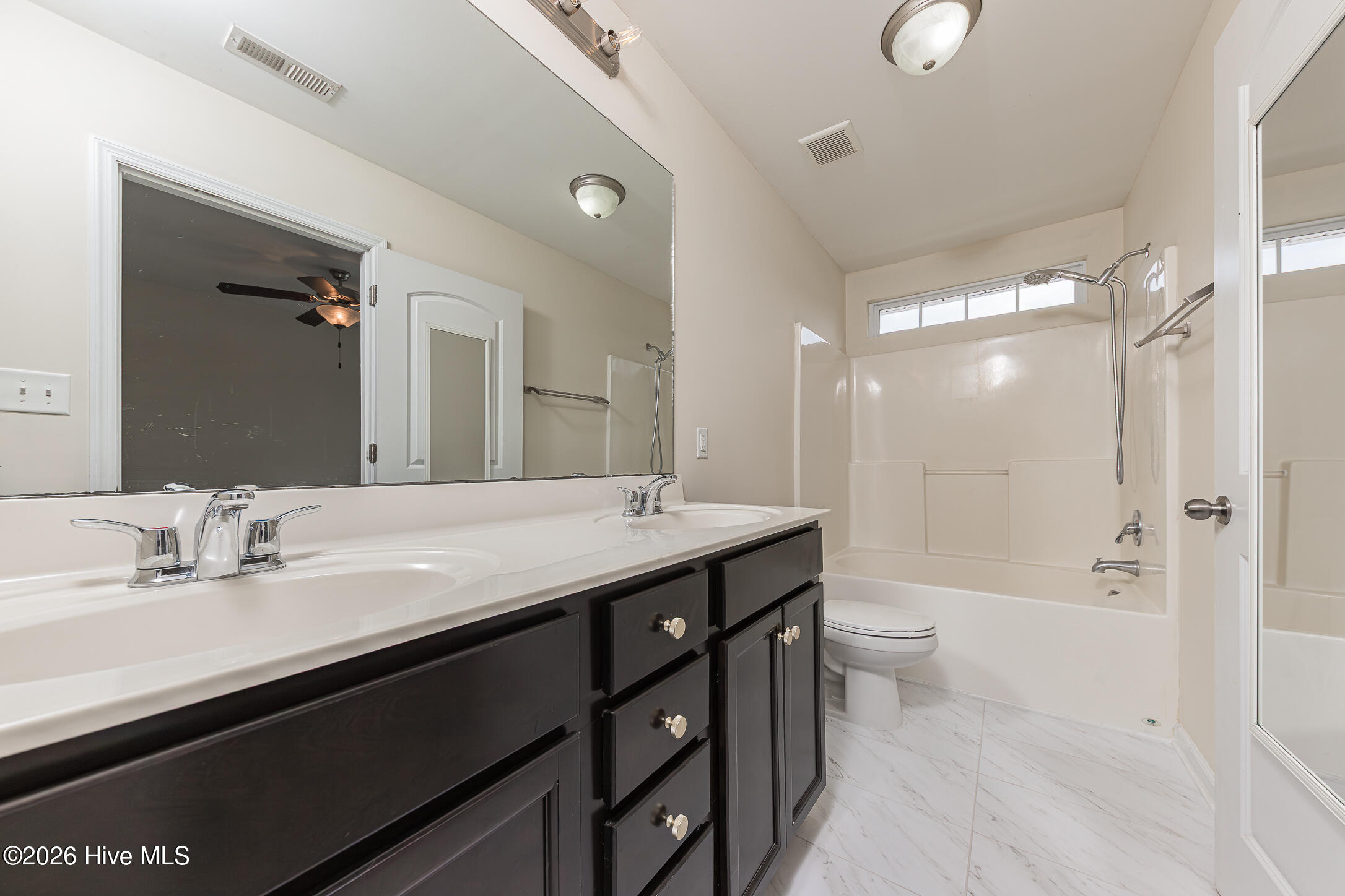 100562651 | Photo 23