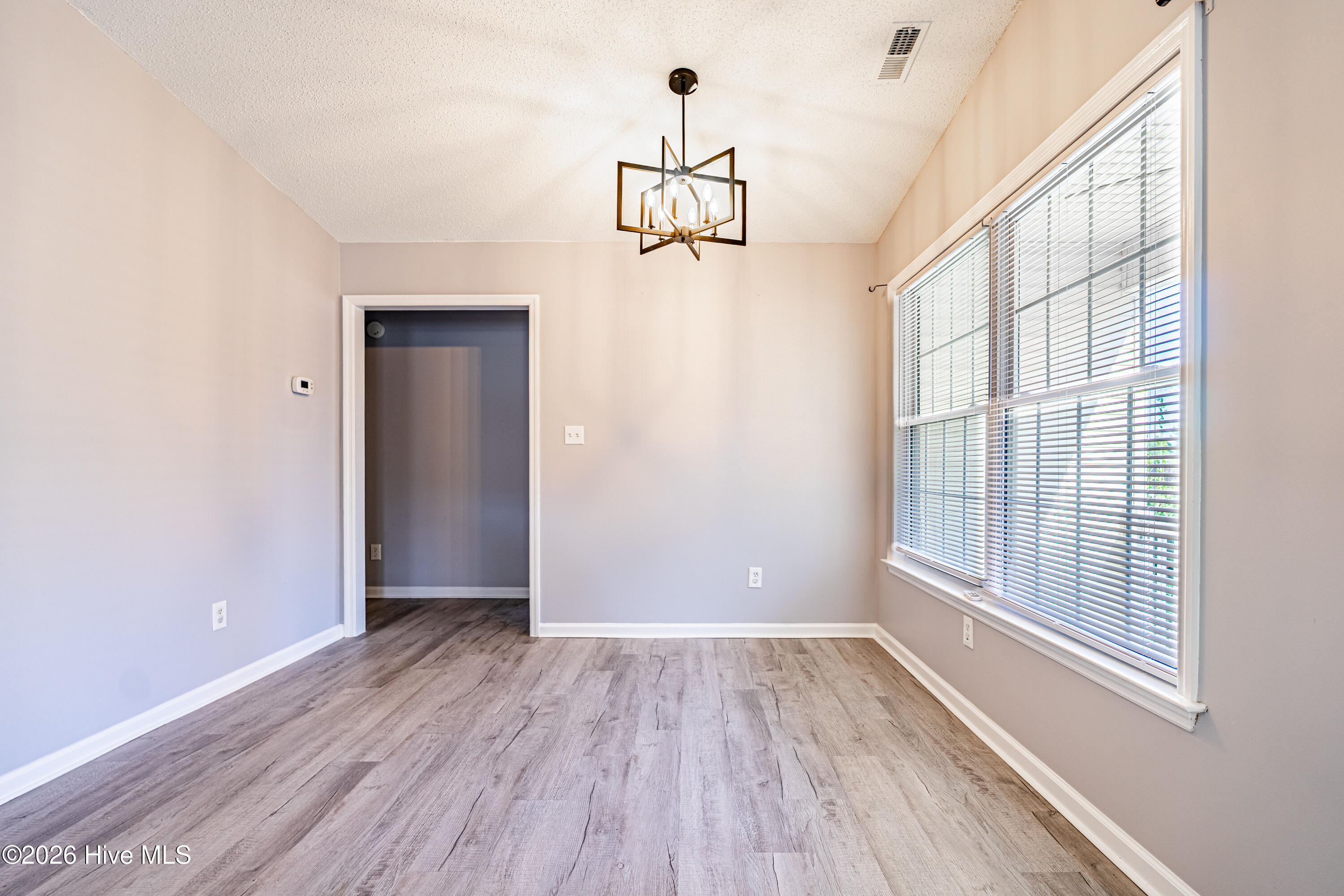 100557378 | Photo 12