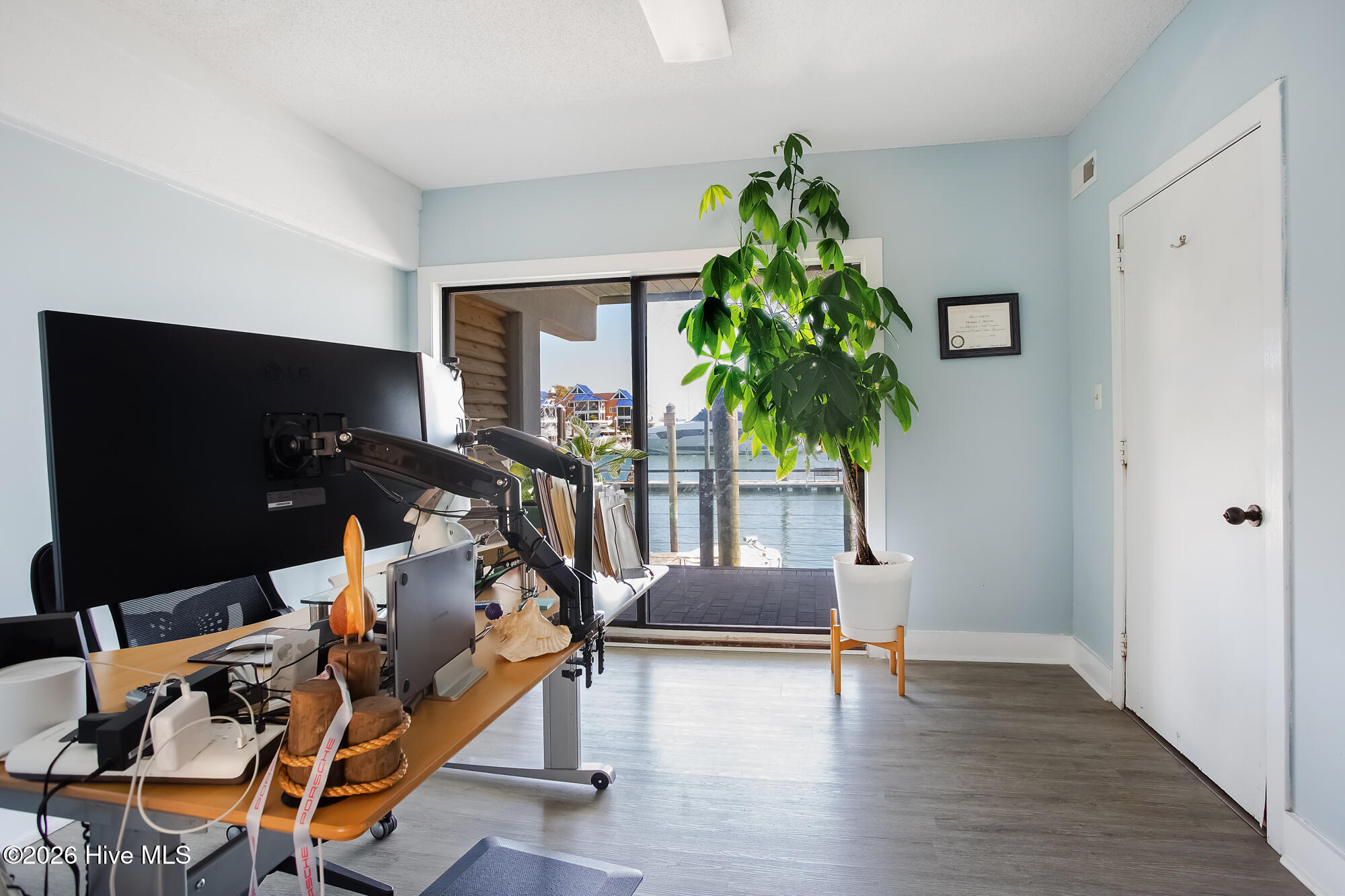 100565973 | Photo 35