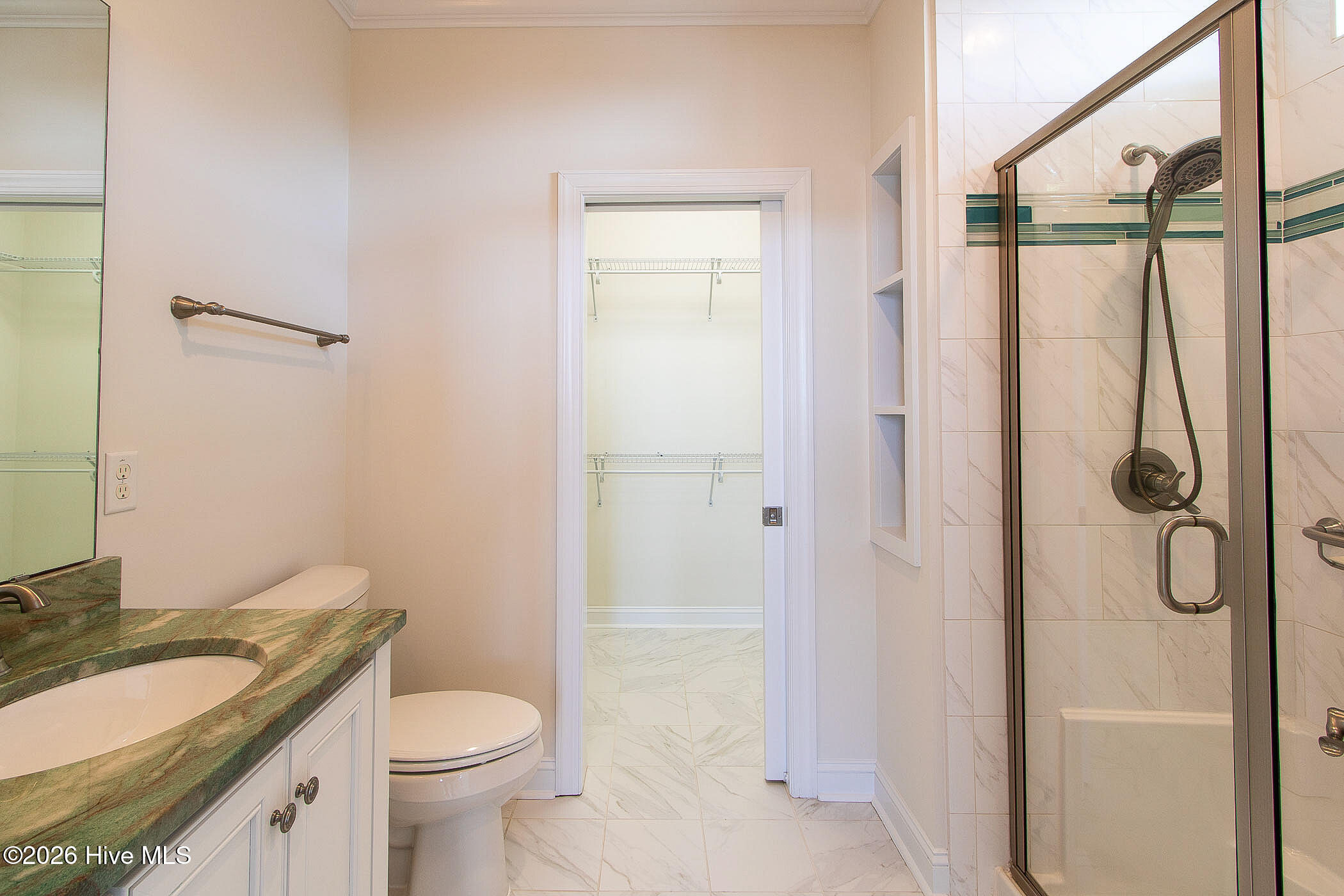 100568588 | Photo 43