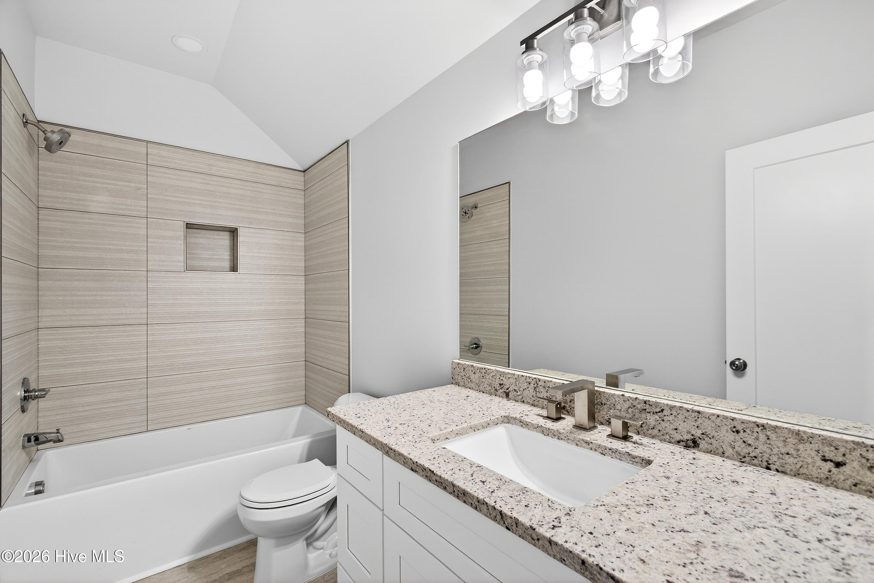 100559687 | Photo 25