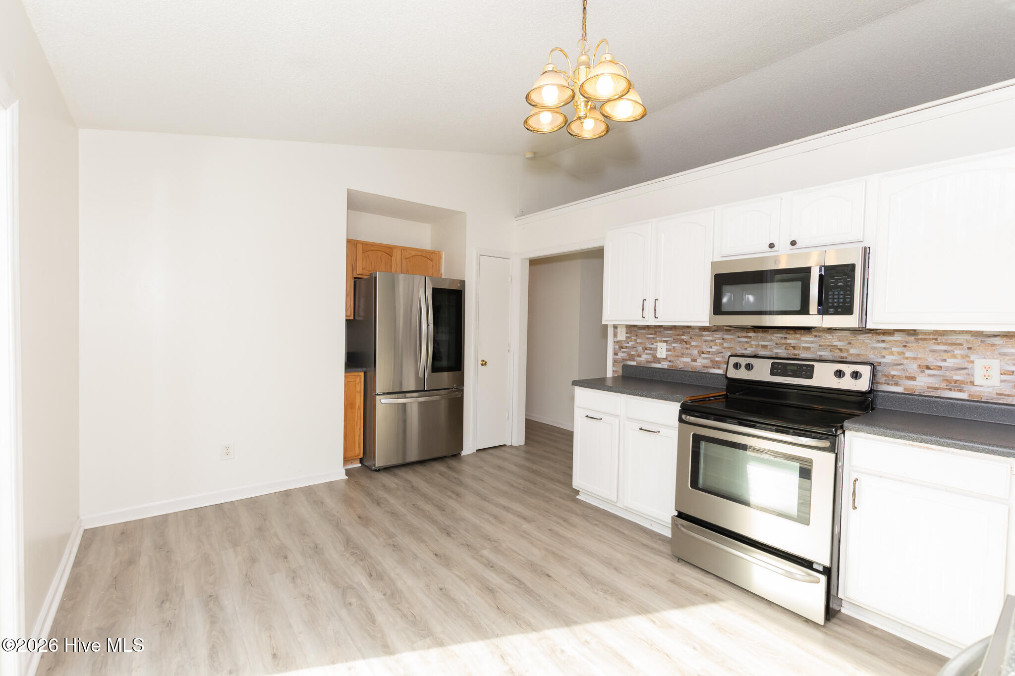 100550624 | Photo 16