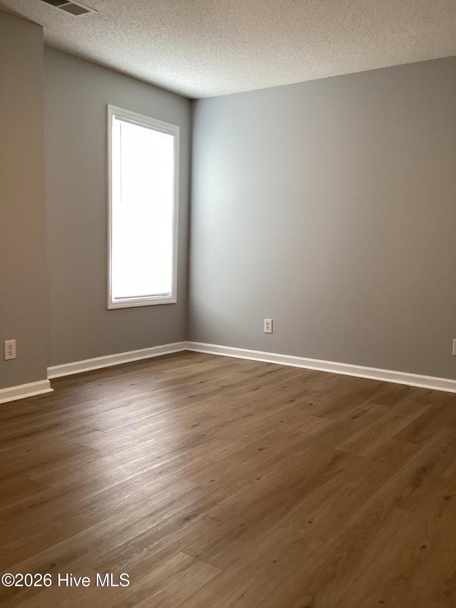 100562875 | Photo 15