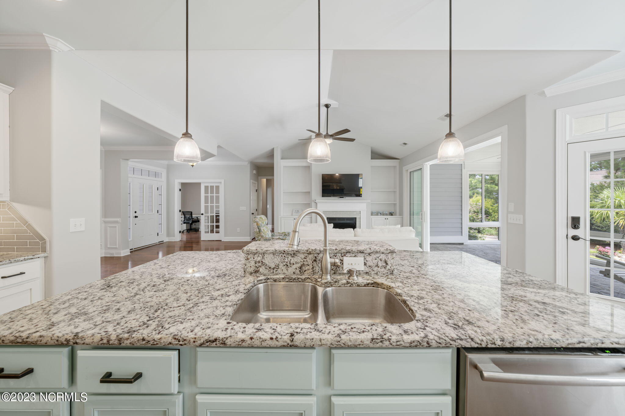 100553667 | Photo 23