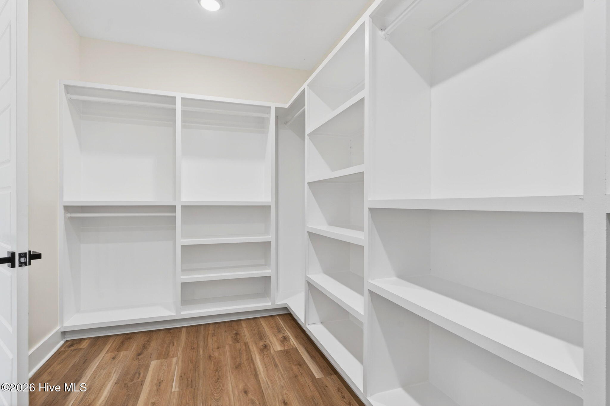 100568512 | Photo 40