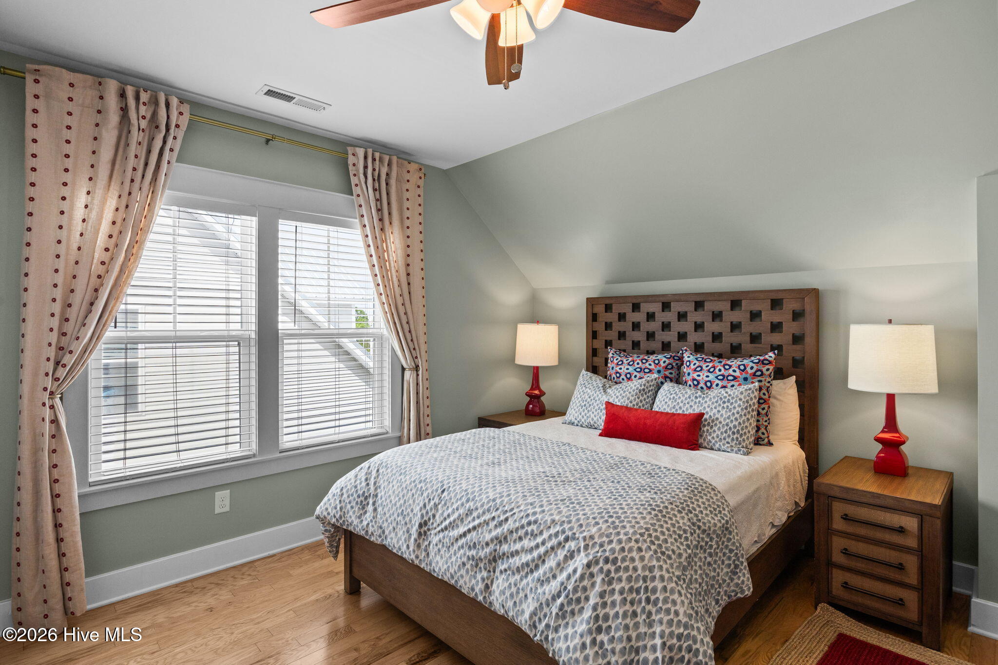 100564521 | Photo 23