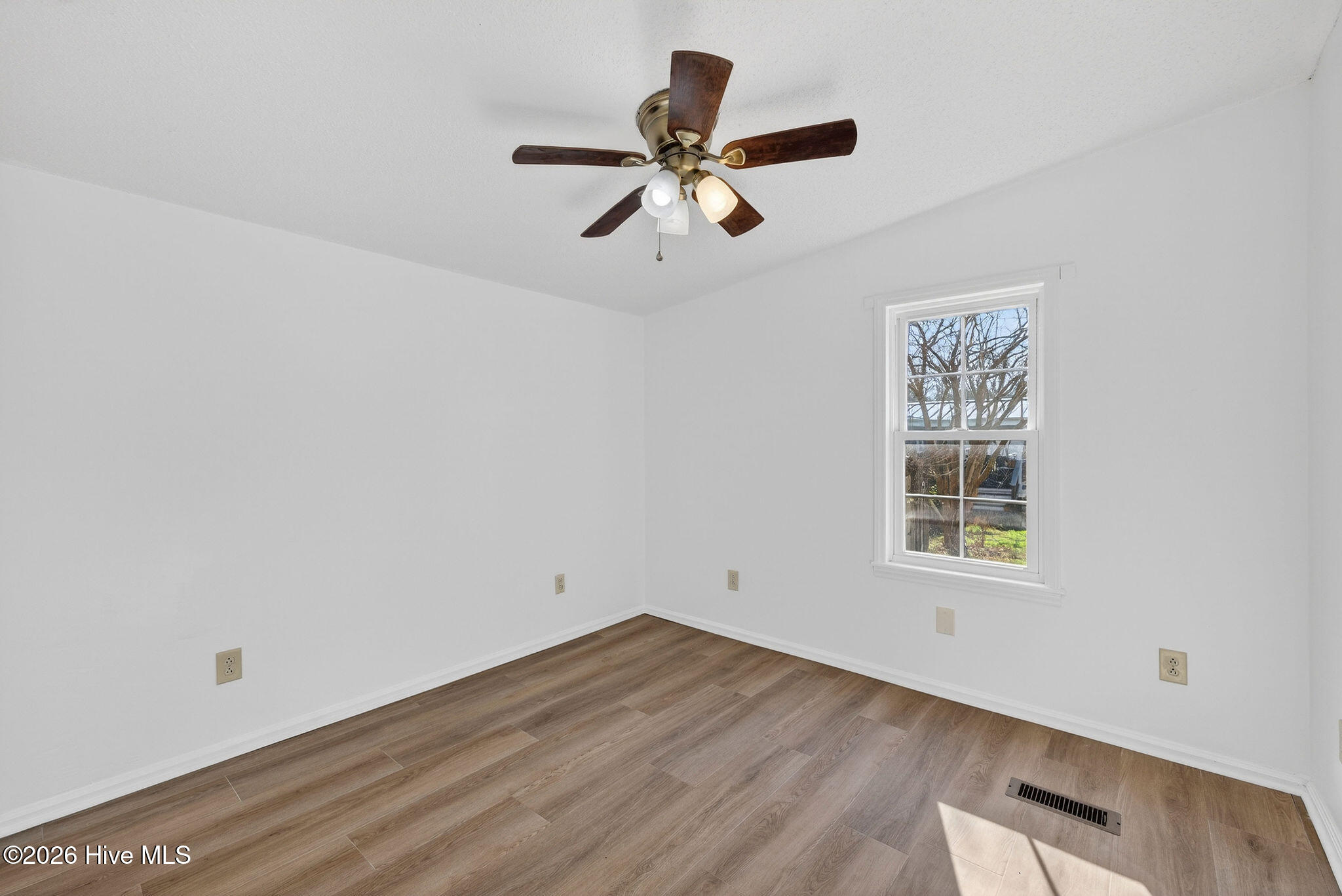 100548373 | Photo 28