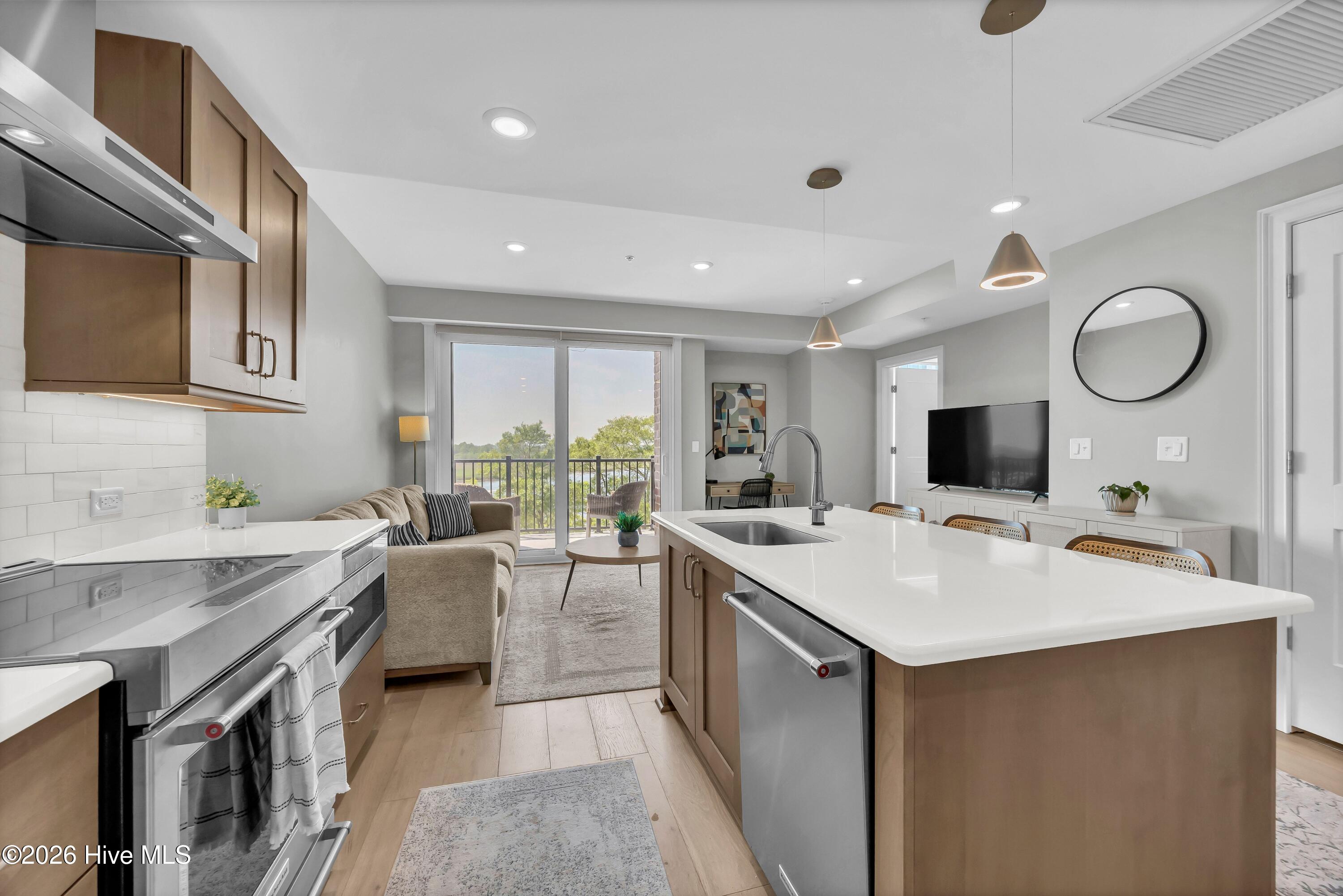 100567765 | Photo 14