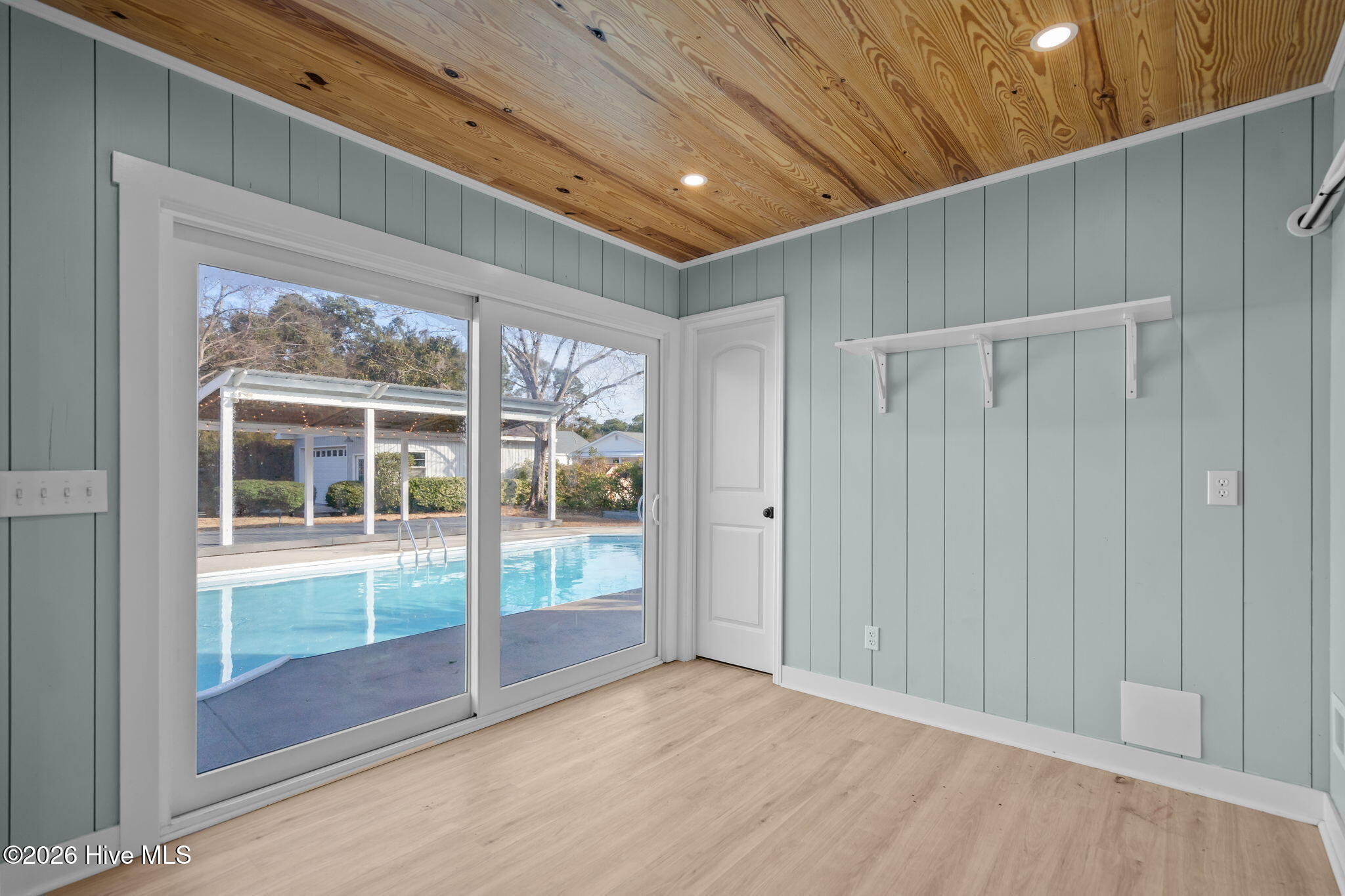 100548221 | Photo 43