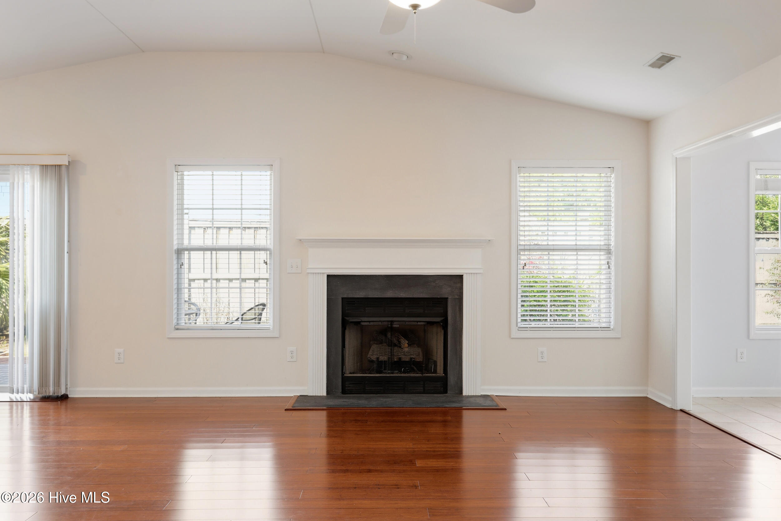 100511628 | Photo 11