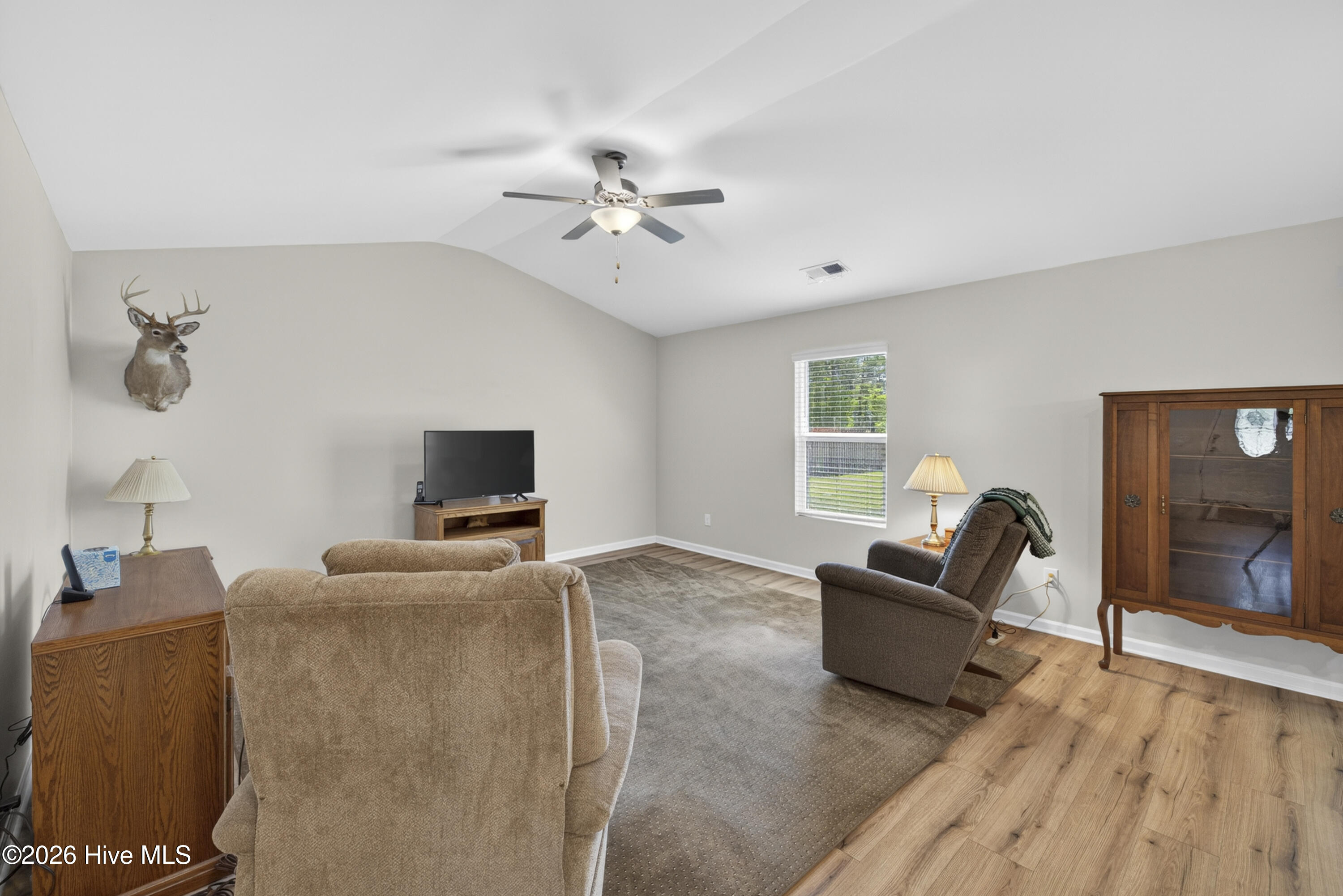 100570076 | Photo 19