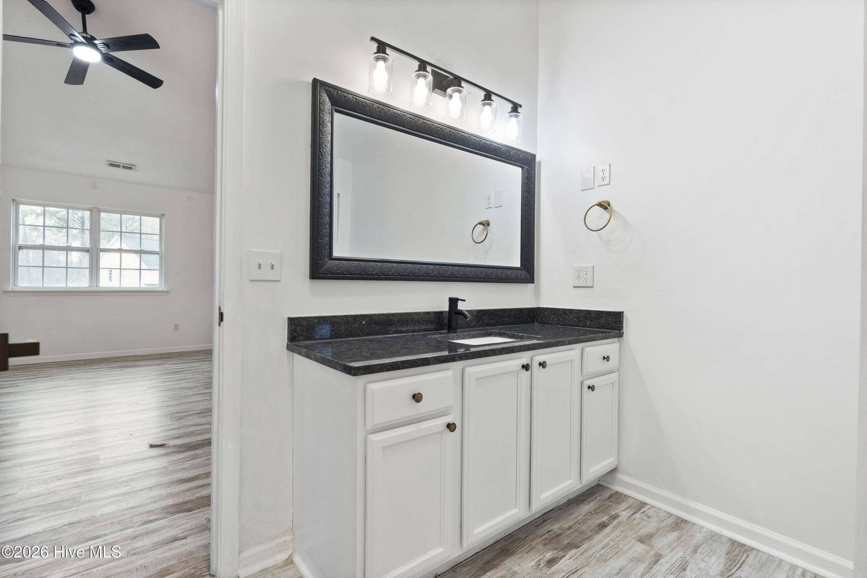 100557847 | Photo 23