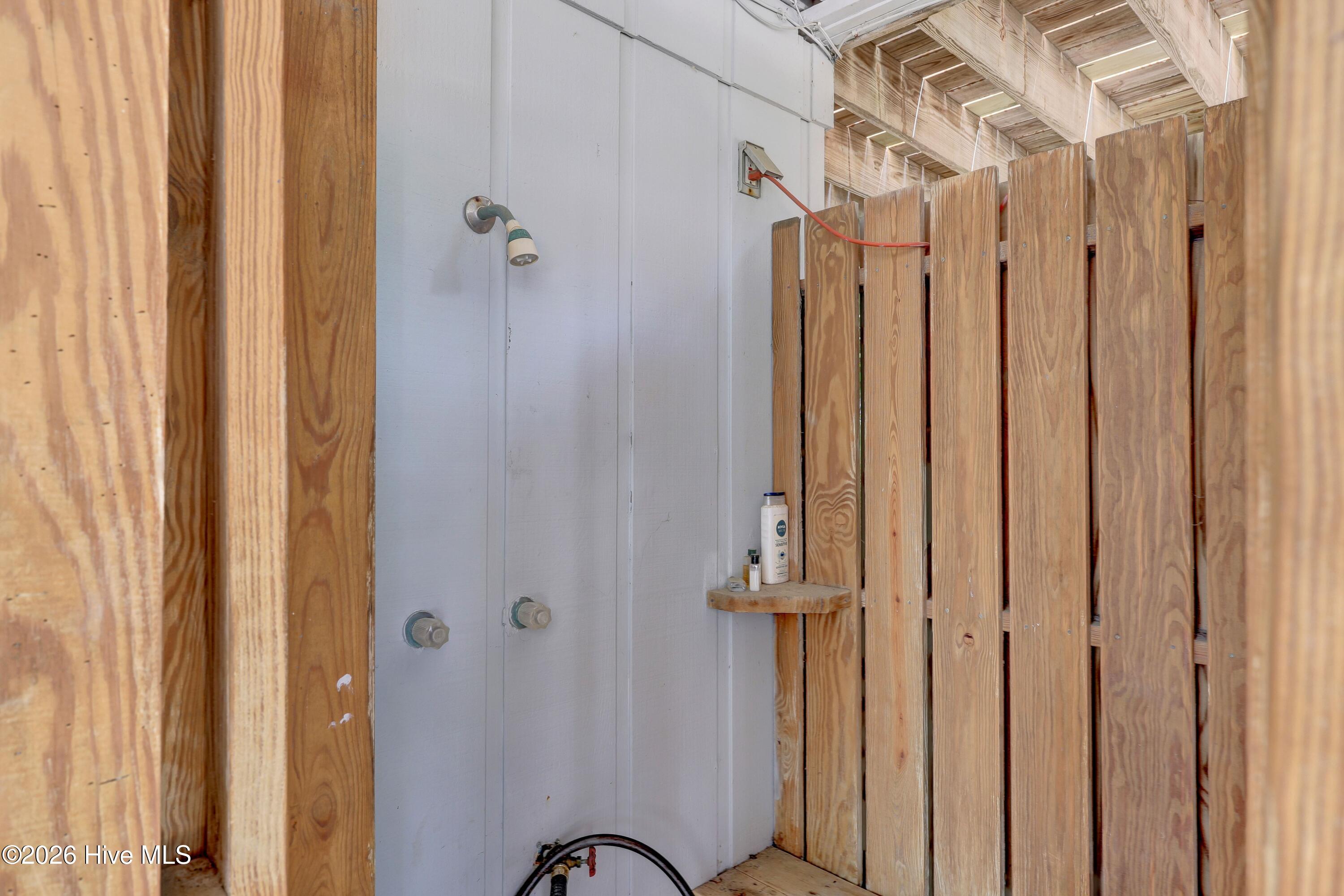 100565989 | Photo 24