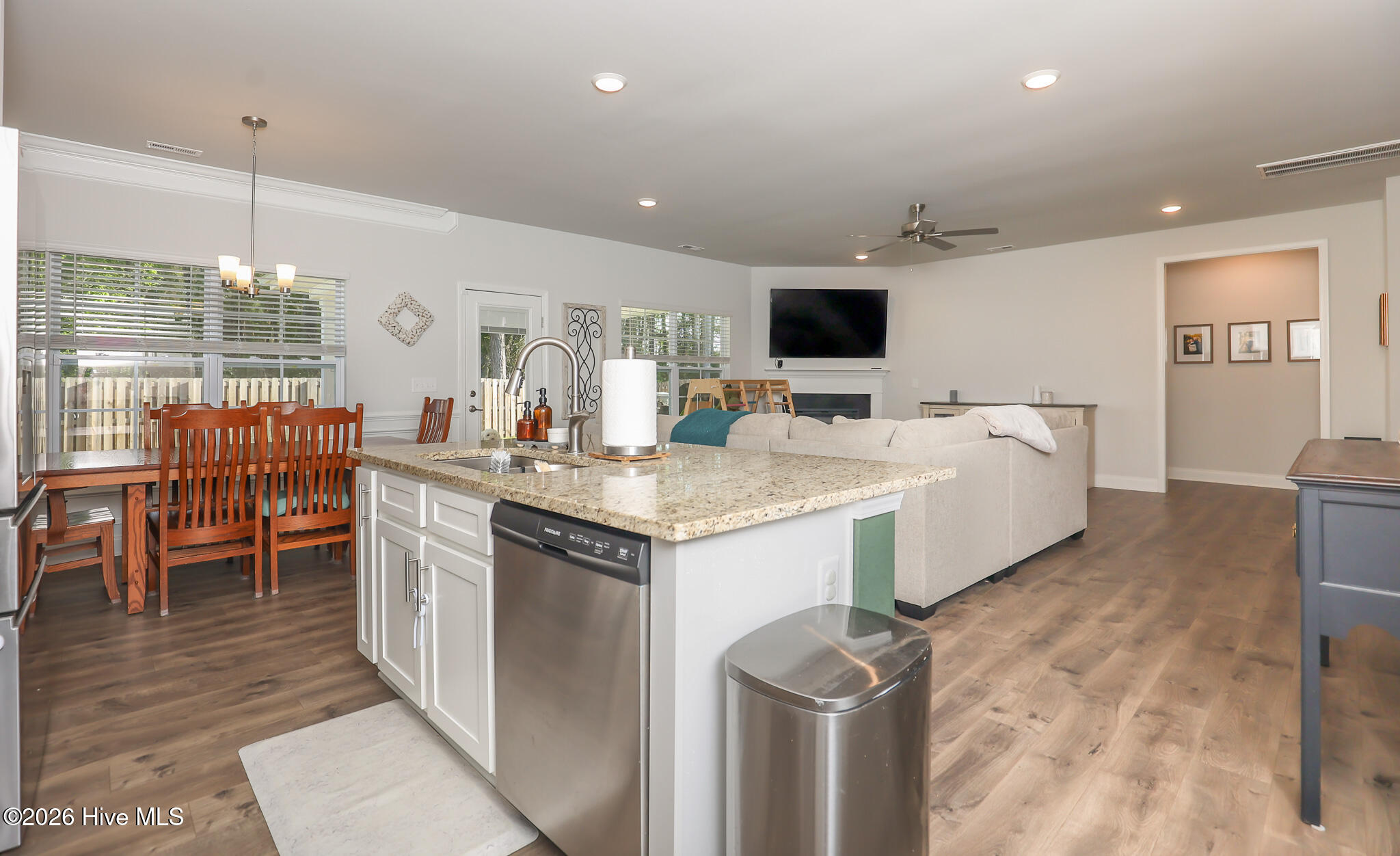 100565380 | Photo 14