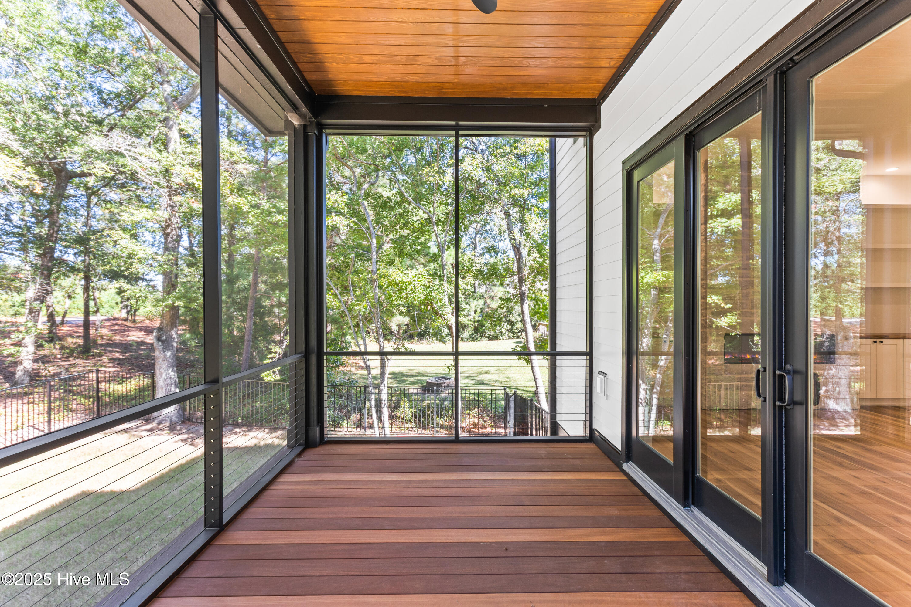 100535066 | Photo 43